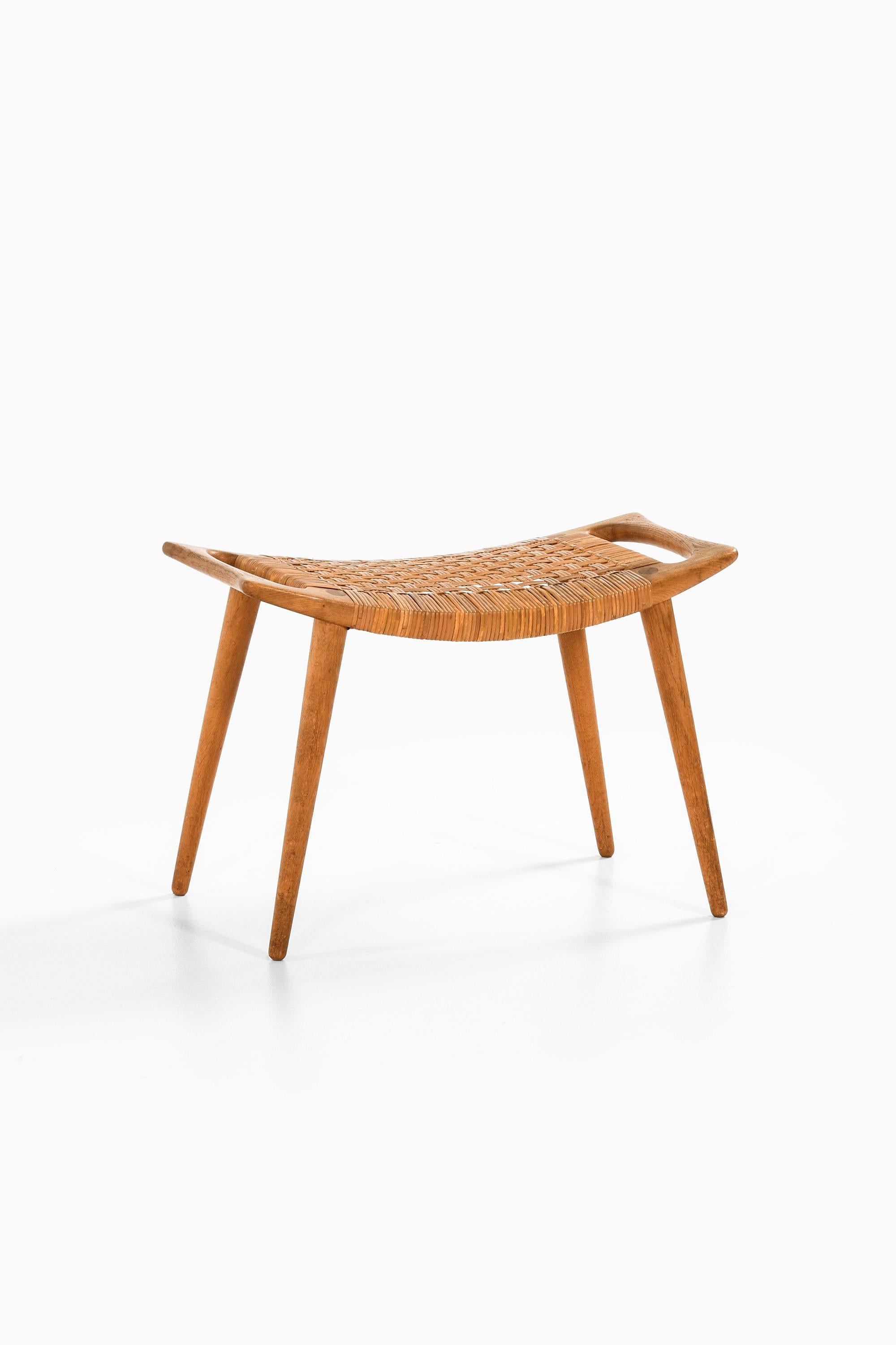 Sgabello in Oak e canna intrecciata di Hans Wegner, 1954

Informazioni aggiuntive:
Materiale: Oak e canna intrecciata
Stile: Metà secolo, Scandinavo
Sgabello molto raro modello JH-539
Prodotto dall'ebanista Johannes Hansen in Danimarca.
Dimensioni