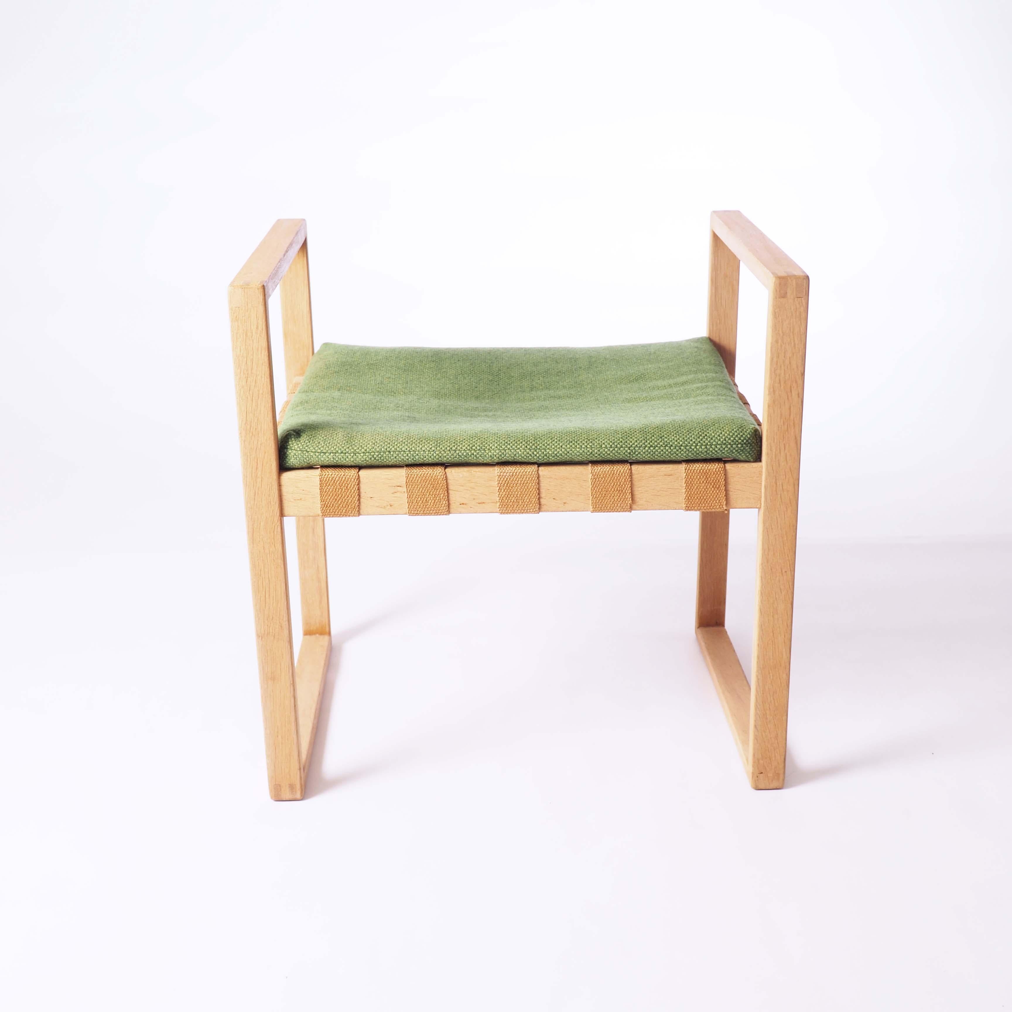Scandinavo moderno Sgabello in Oak con tessuto originale di Åke Fribyter, Svezia in vendita
