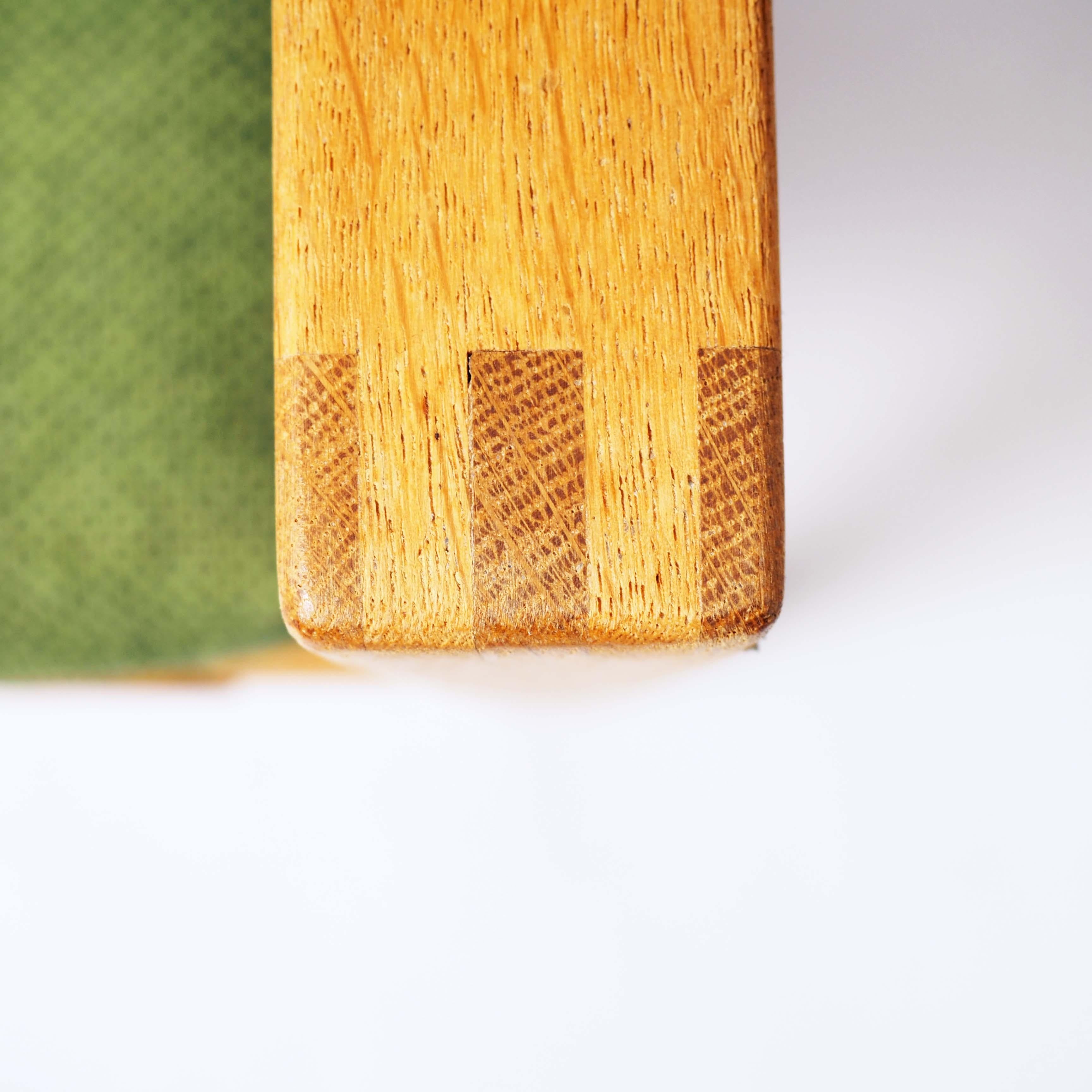 Milieu du XXe siècle Tabouret en chêne avec tissu d'origine de ke Fribyter, Suède en vente