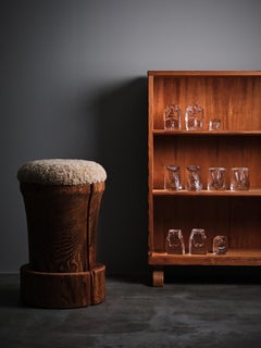 Taburete en pino y piel de oveja, Suecia, Finales S. XIX - principios S. XX