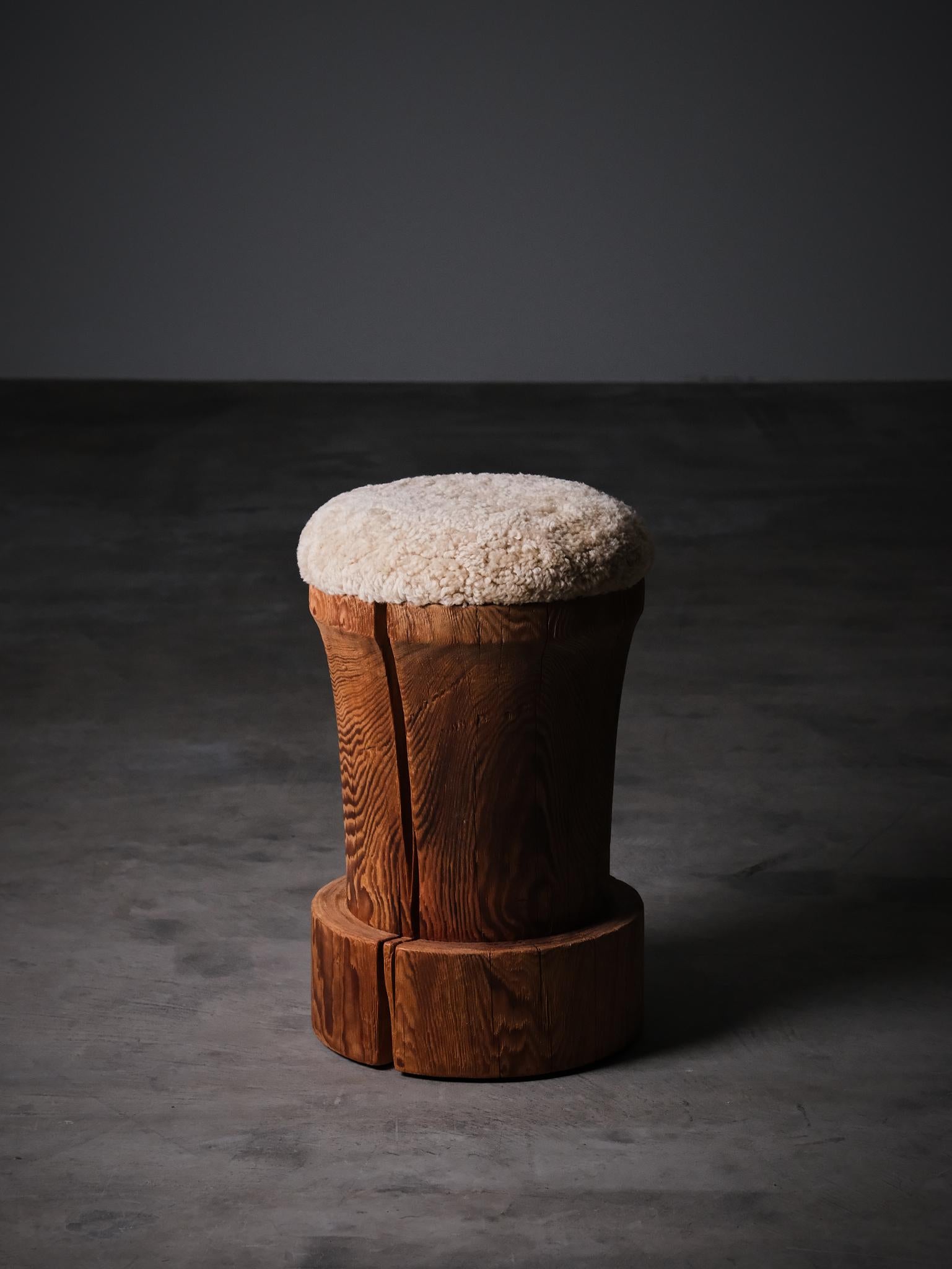 Scandinavo moderno Sgabello in pino e pelle di pecora, Svezia, fine XIX - inizio XX secolo in vendita