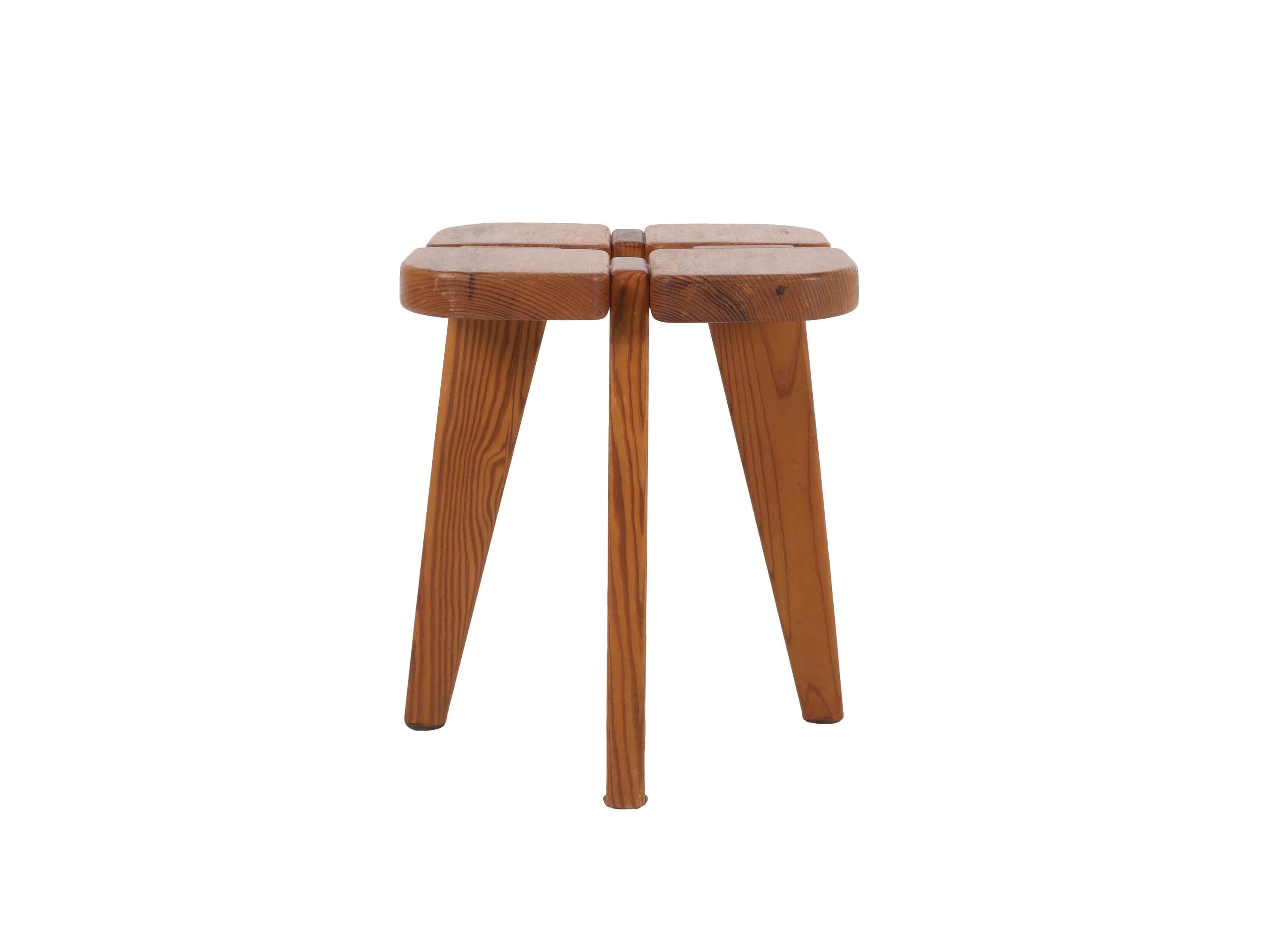 Great stool in pine by Lisa Johansson-Pape, model Apila, for Stockmann Oy, Finland 1970s. This mid-century Scandinavian stool is in great vintage condition with signs of usage. However, we think this patina only adds to the charm. The design of the