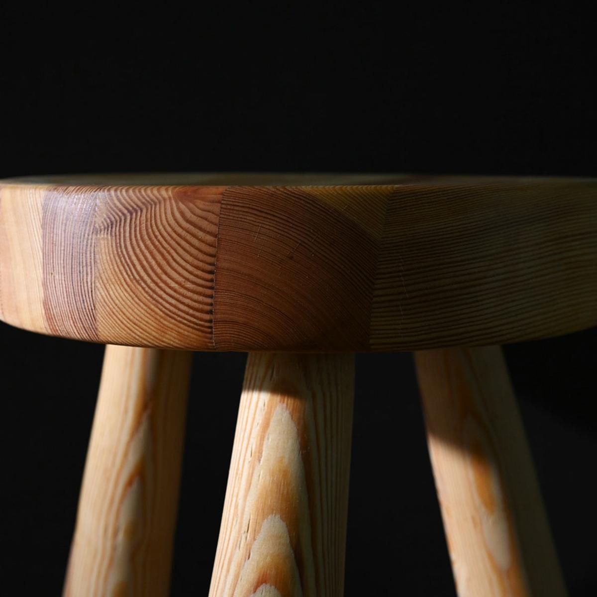 Stool in Pine Wood by Ingvar Hildingsson In Good Condition For Sale In Berlin, BE