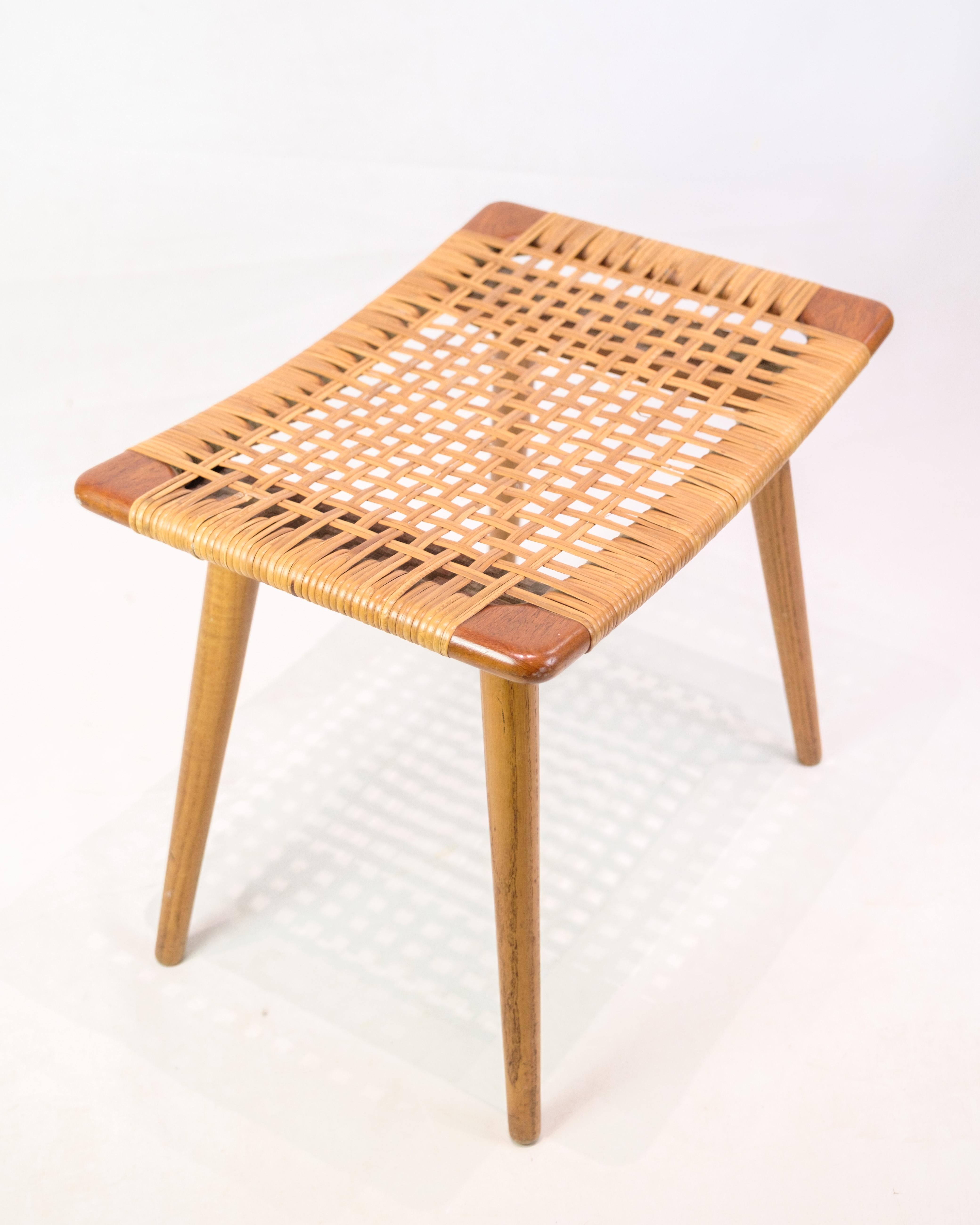 Un taburete de diseño clásico danés de los años 60 con estructura de teca y asiento de mimbre salvia. El taburete está en buen estado de uso, con el asiento original.

Periodo: 1960s
Materiales: Mimbre de salvia y teca
Dimensiones: Alto: 43,5 cm