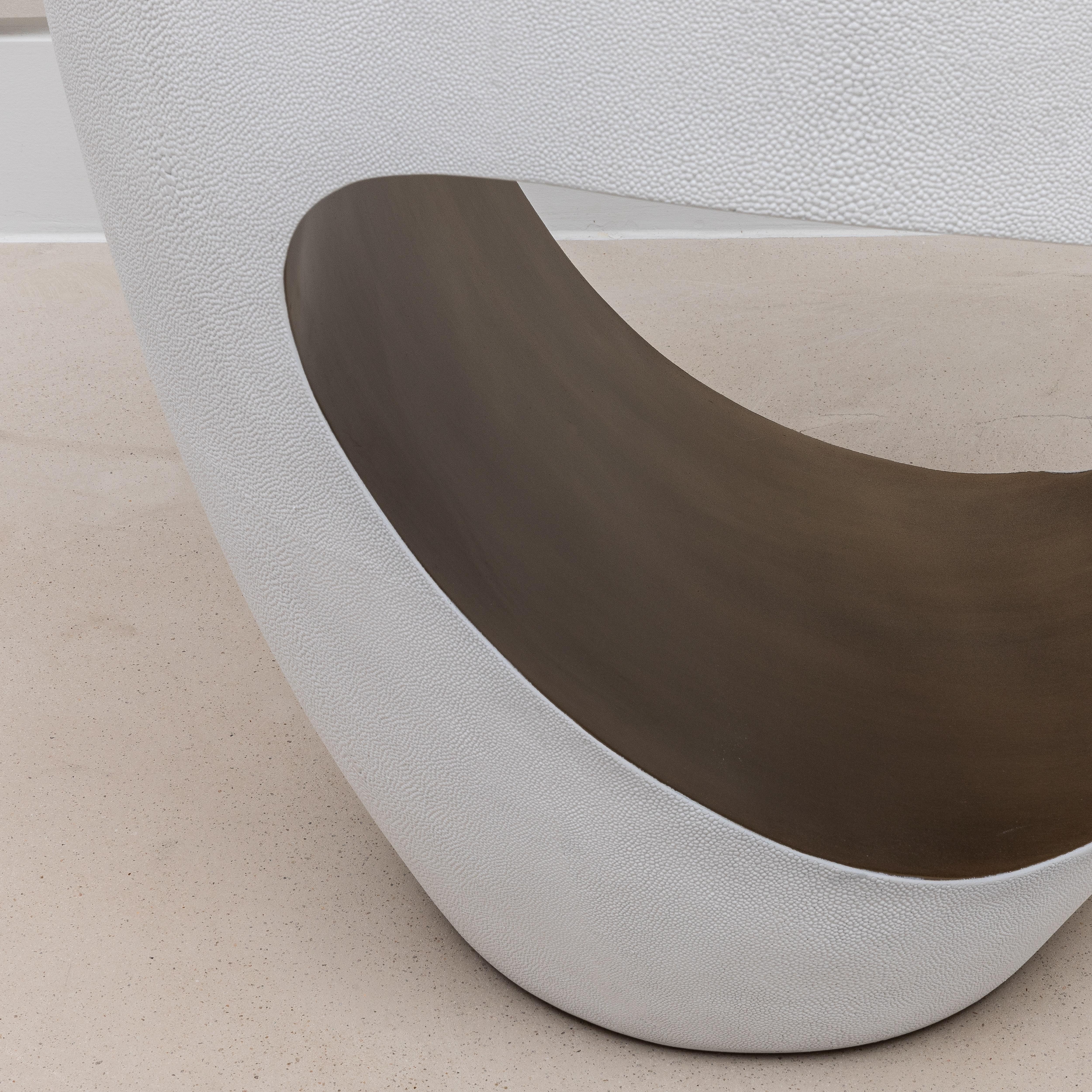 Tabouret en galuchat blanc et laiton patiné bronze par R&Y Augousti en vente 2