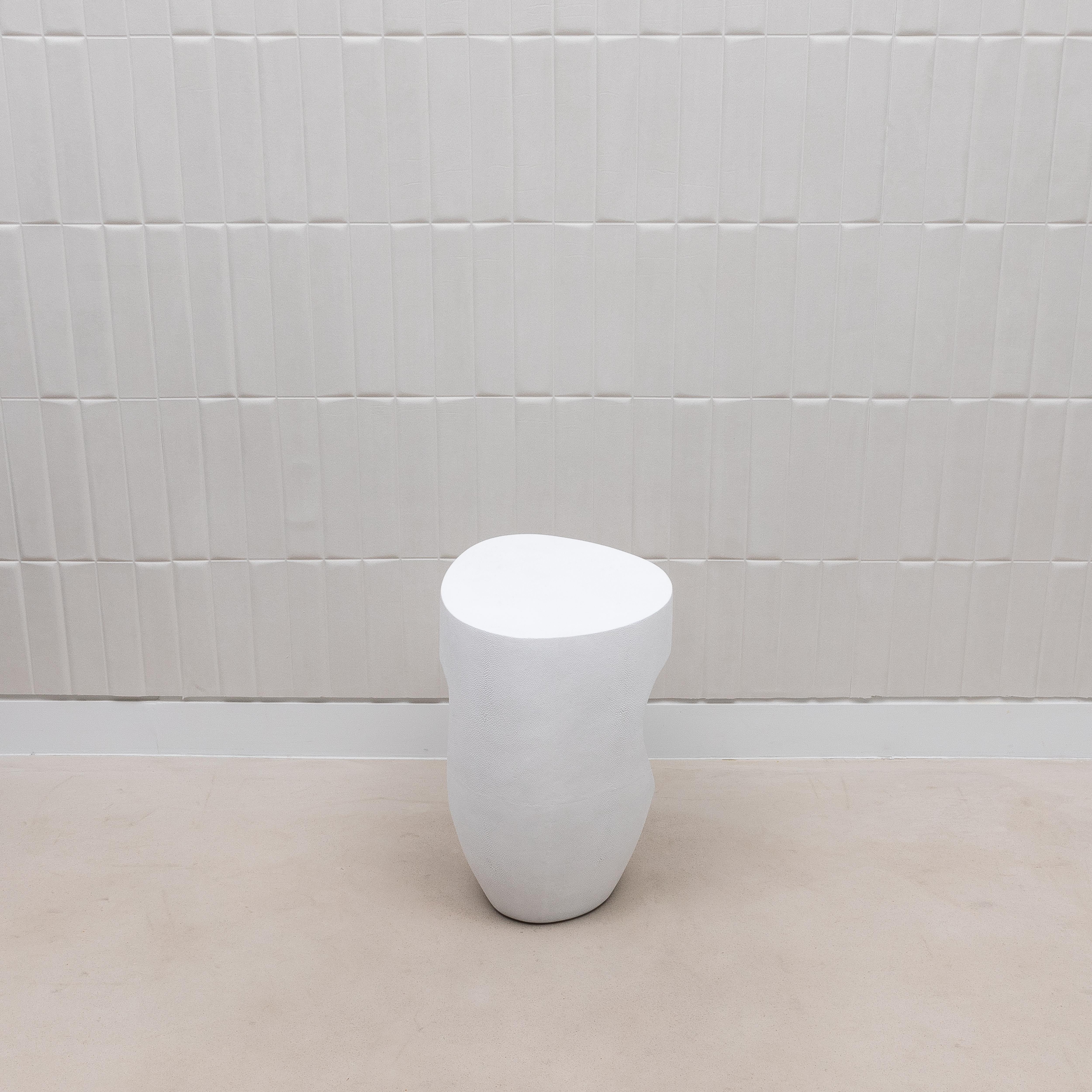 Art déco Tabouret en galuchat blanc et laiton patiné bronze par R&Y Augousti en vente