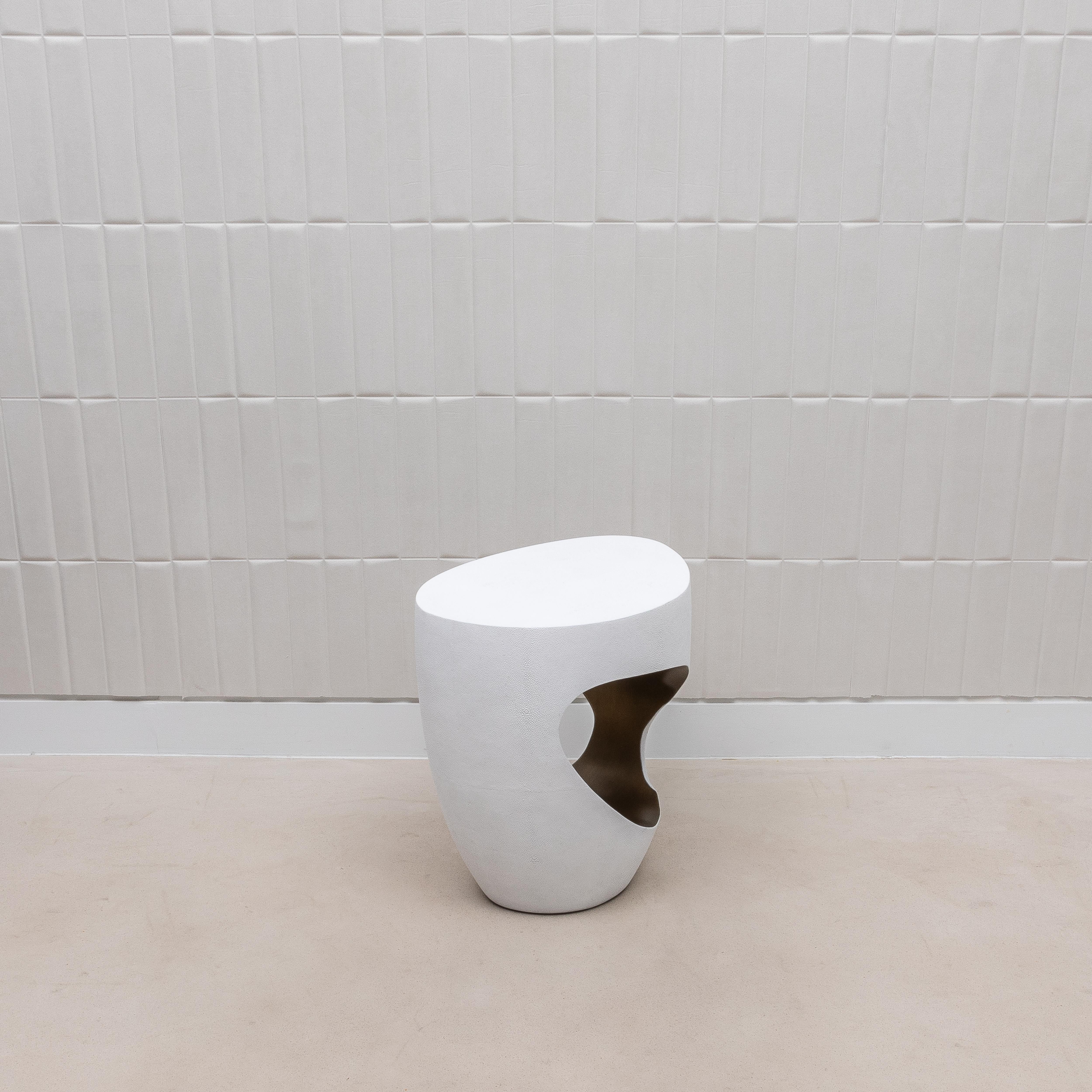 Philippin Tabouret en galuchat blanc et laiton patiné bronze par R&Y Augousti en vente