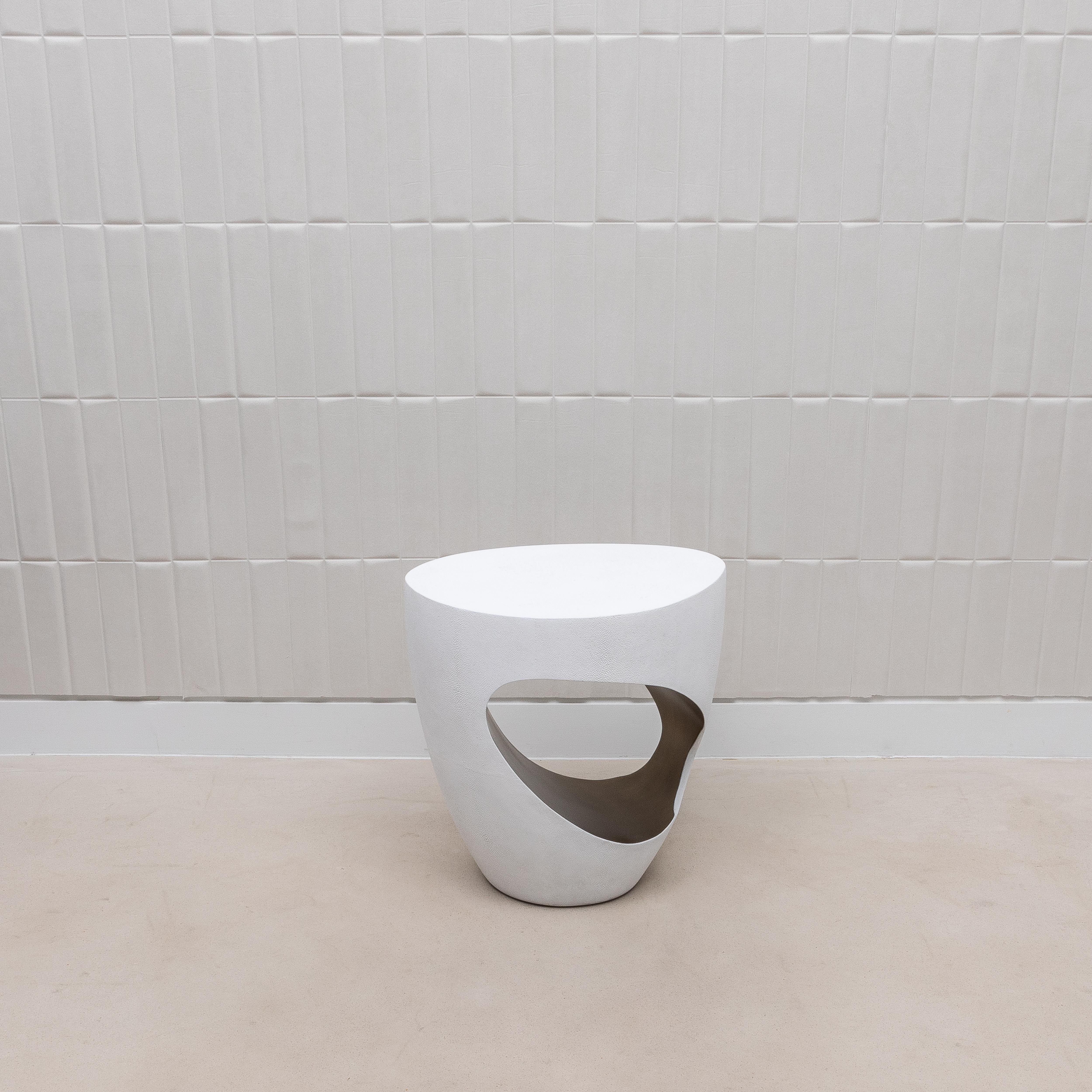 Fait main Tabouret en galuchat blanc et laiton patiné bronze par R&Y Augousti en vente