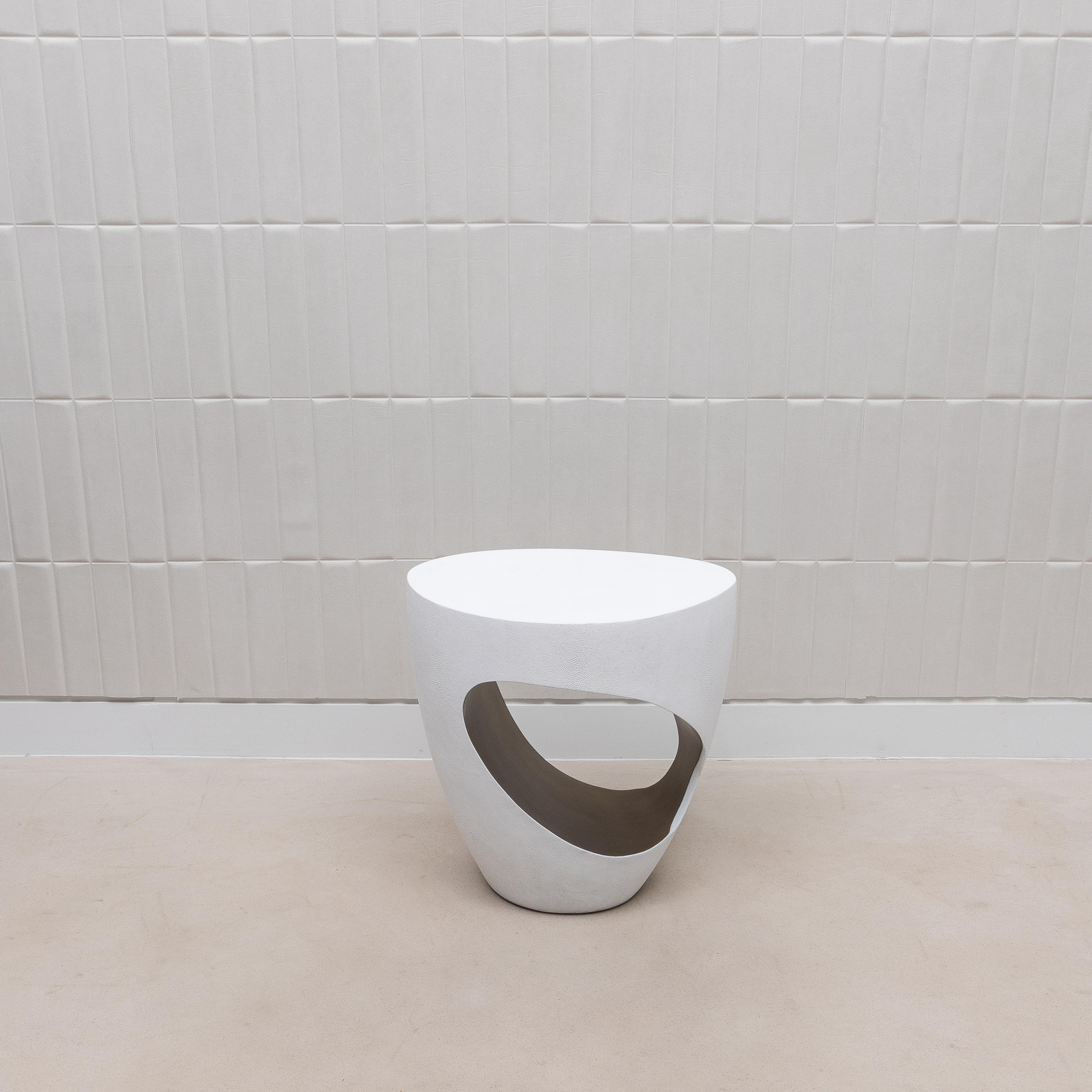 Tabouret en galuchat blanc et laiton patiné bronze par R&Y Augousti Neuf - En vente à West Hollywood, CA