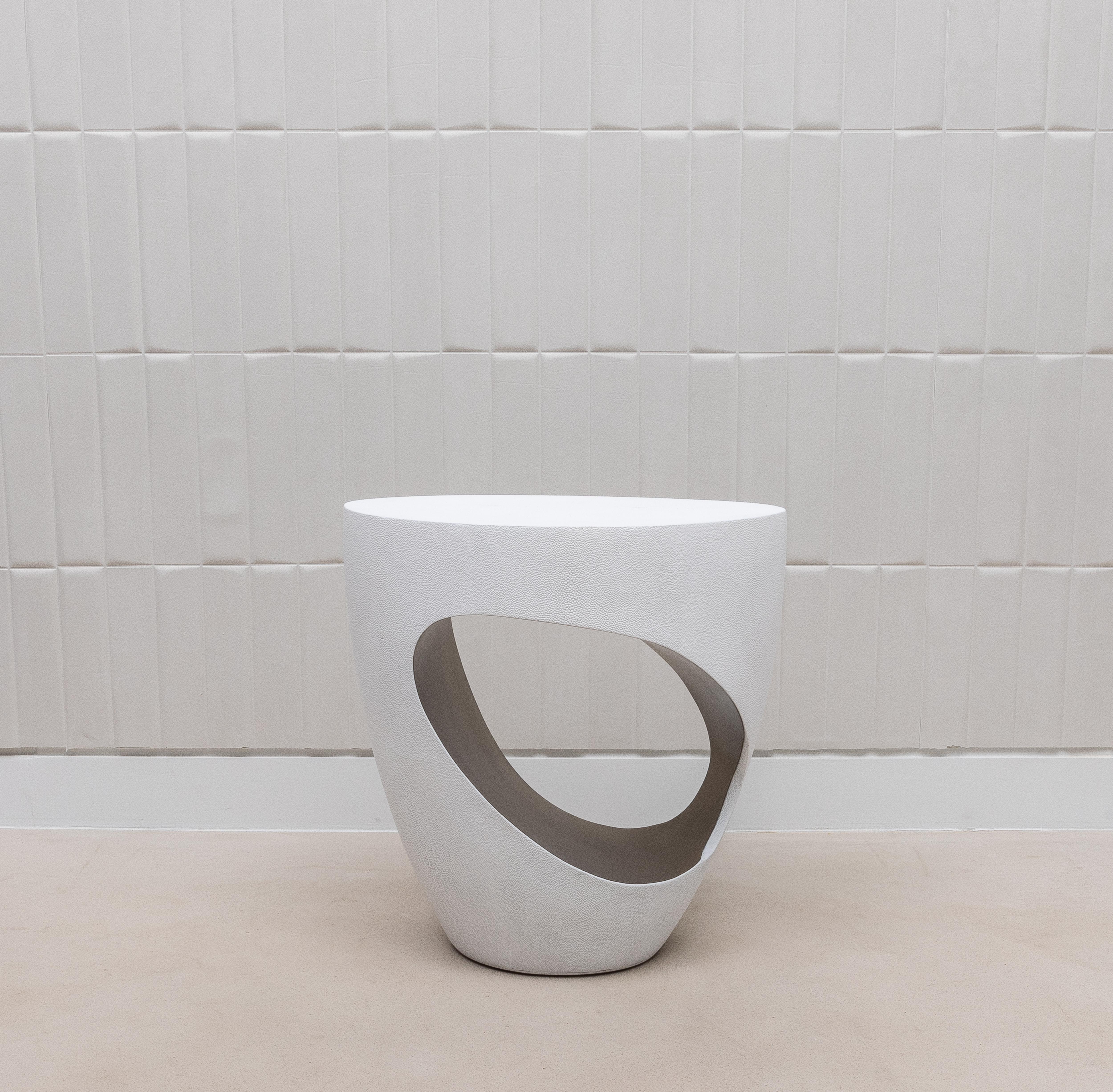XXIe siècle et contemporain Tabouret en galuchat blanc et laiton patiné bronze par R&Y Augousti en vente