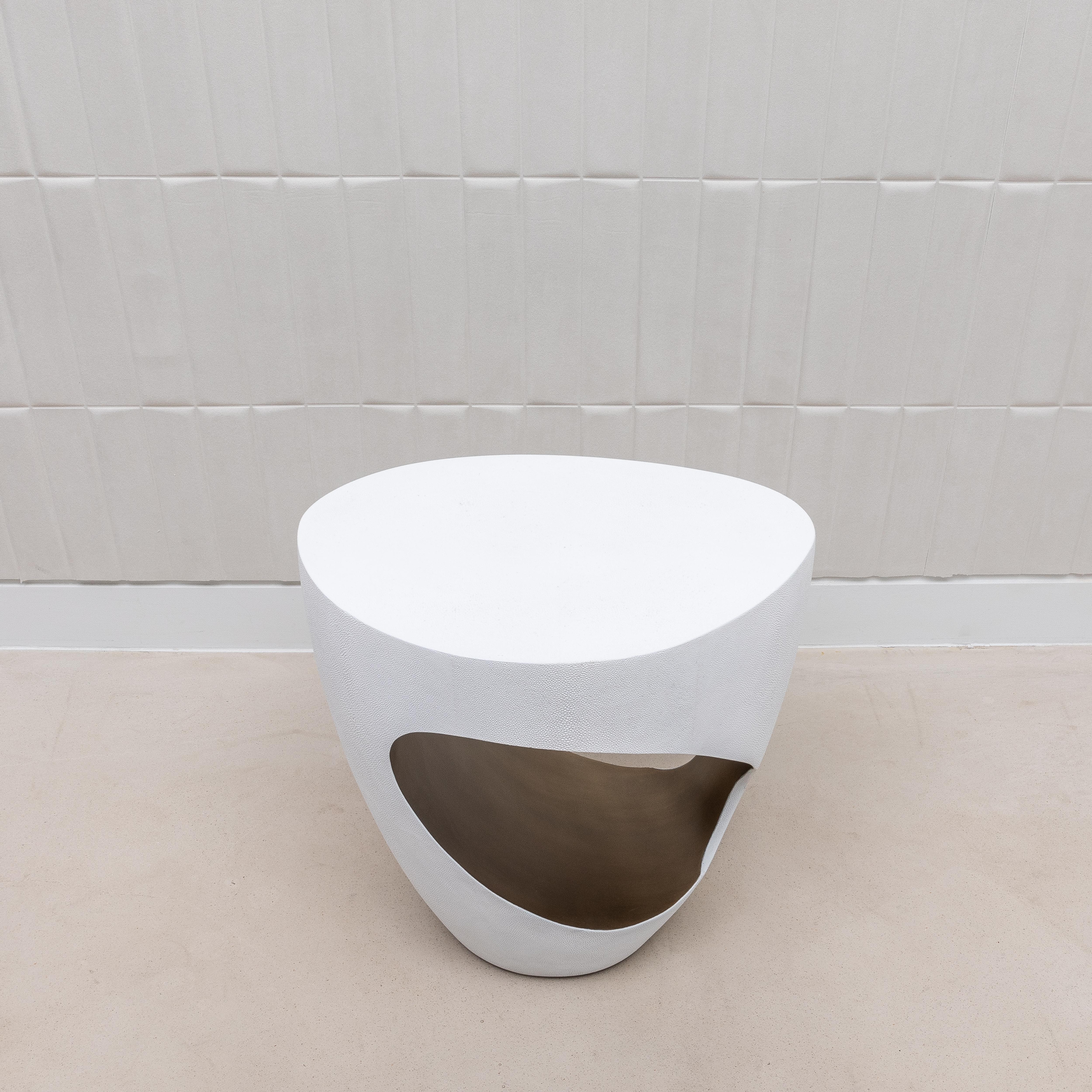 Laiton Tabouret en galuchat blanc et laiton patiné bronze par R&Y Augousti en vente