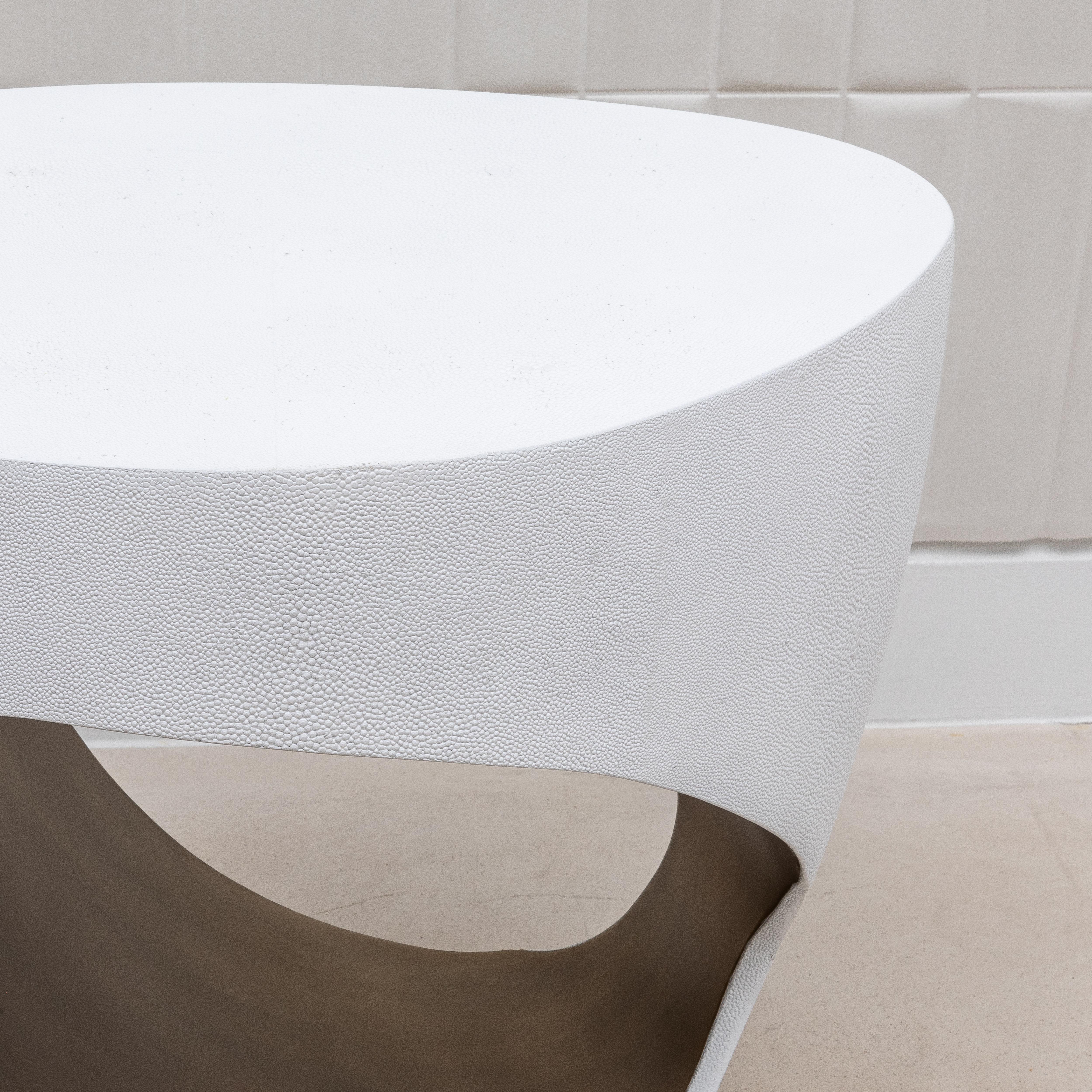 Tabouret en galuchat blanc et laiton patiné bronze par R&Y Augousti en vente 1