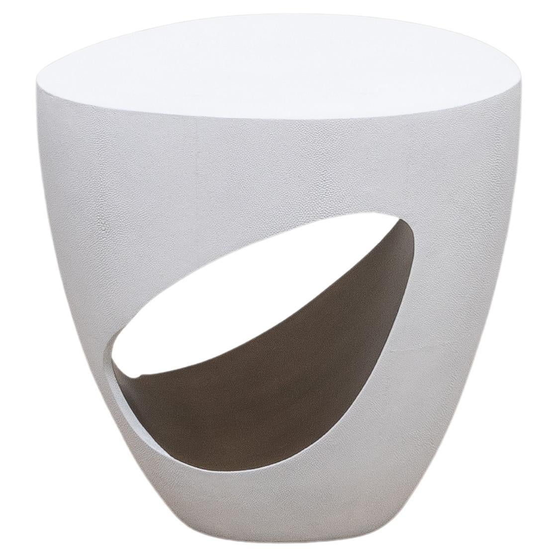 Tabouret en galuchat blanc et laiton patiné bronze par R&Y Augousti en vente