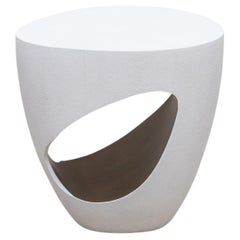 Taburete de piel de zapa blanca con latón patinado bronce by R&Y Augousti