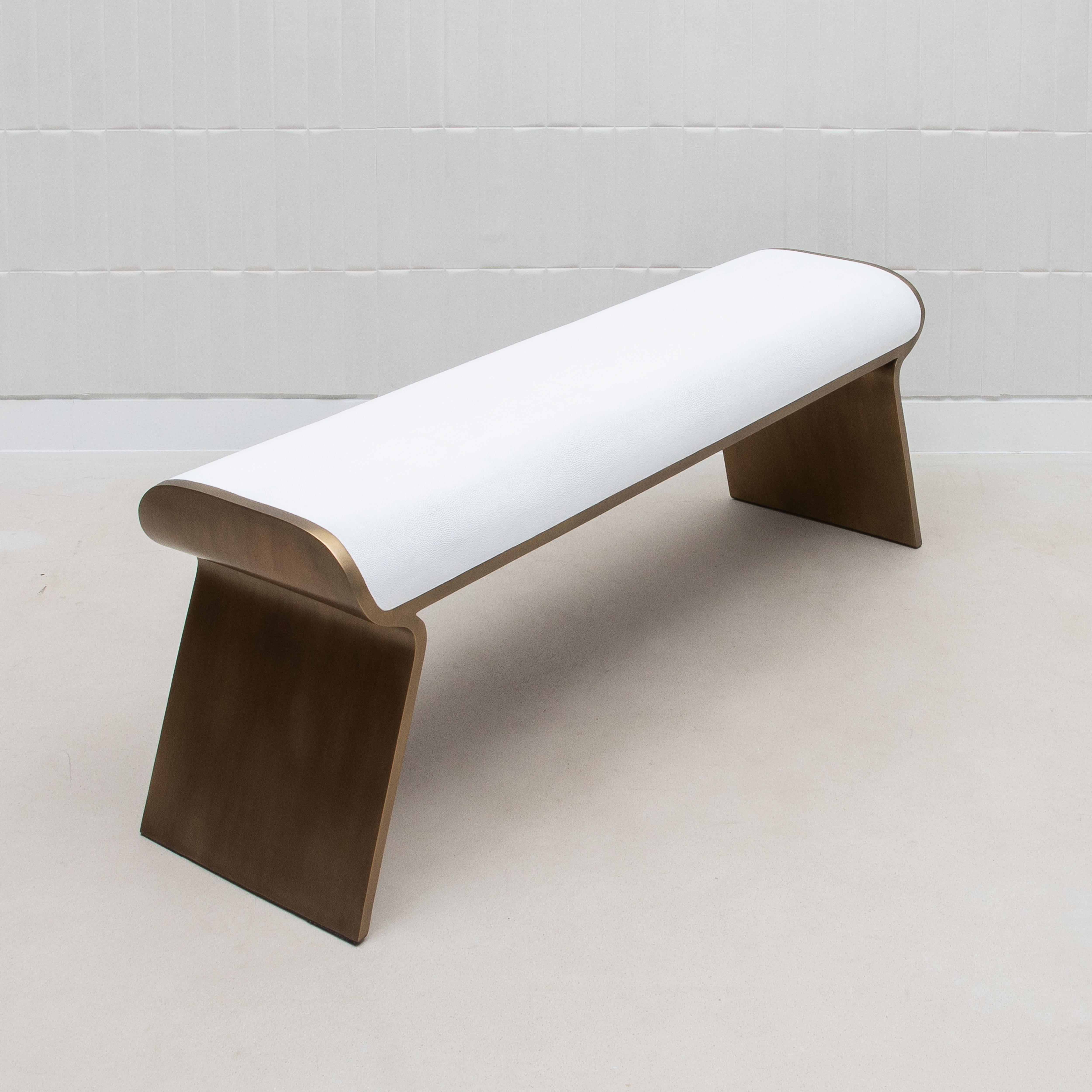Sgabello in zigrino bianco con gambe in ottone patinato bronzo di Kifu Paris in vendita 3