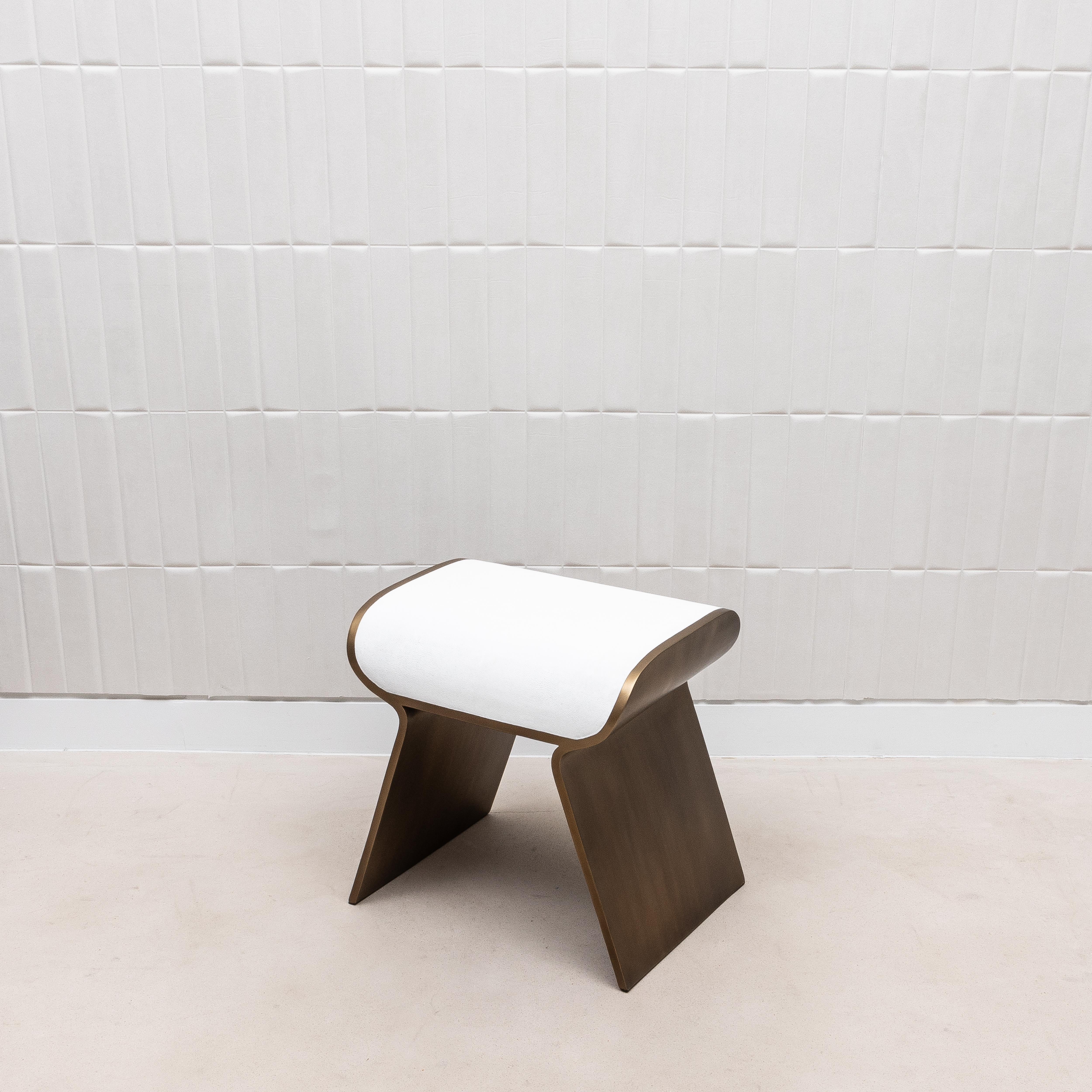 Lo sgabello Dandy di Kifu Paris è una masterclass di eleganza moderna, caratterizzata da una sofisticata miscela di materiali lussuosi e una meticolosa lavorazione artigianale. Il piano è squisitamente rifinito in zigrino bianco, con una texture