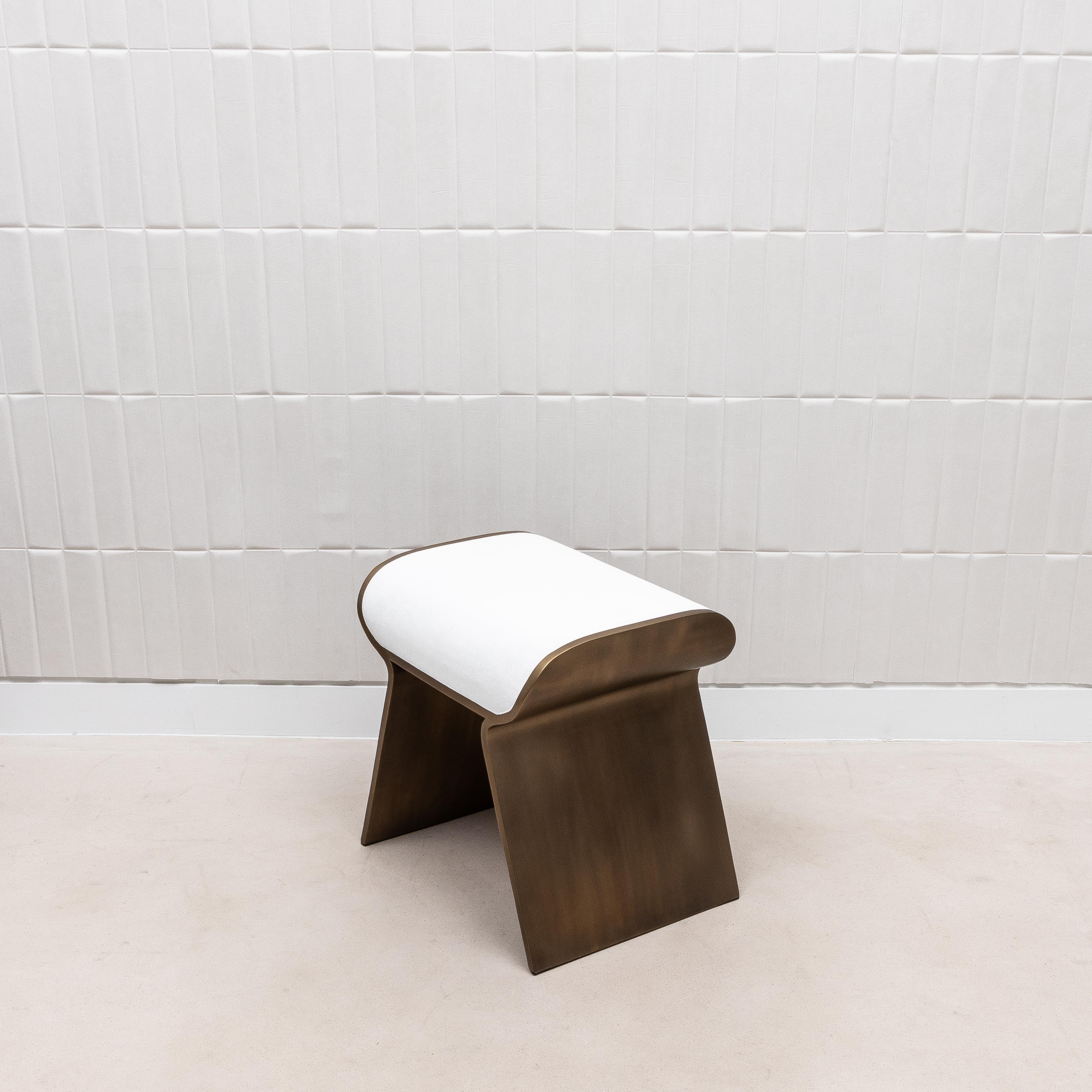 Art Déco Sgabello in zigrino bianco con gambe in ottone patinato bronzo di Kifu Paris in vendita