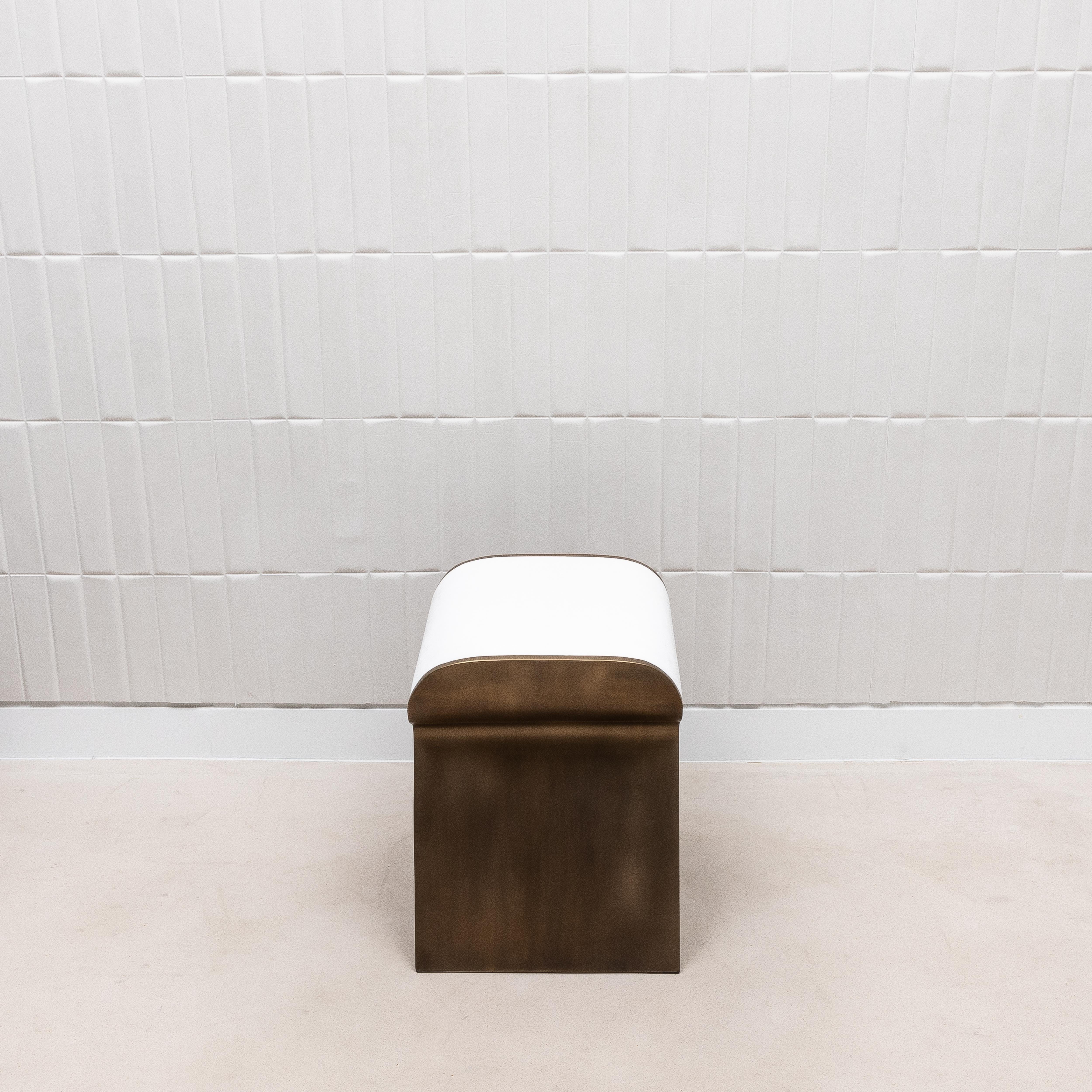 Filippino Sgabello in zigrino bianco con gambe in ottone patinato bronzo di Kifu Paris in vendita