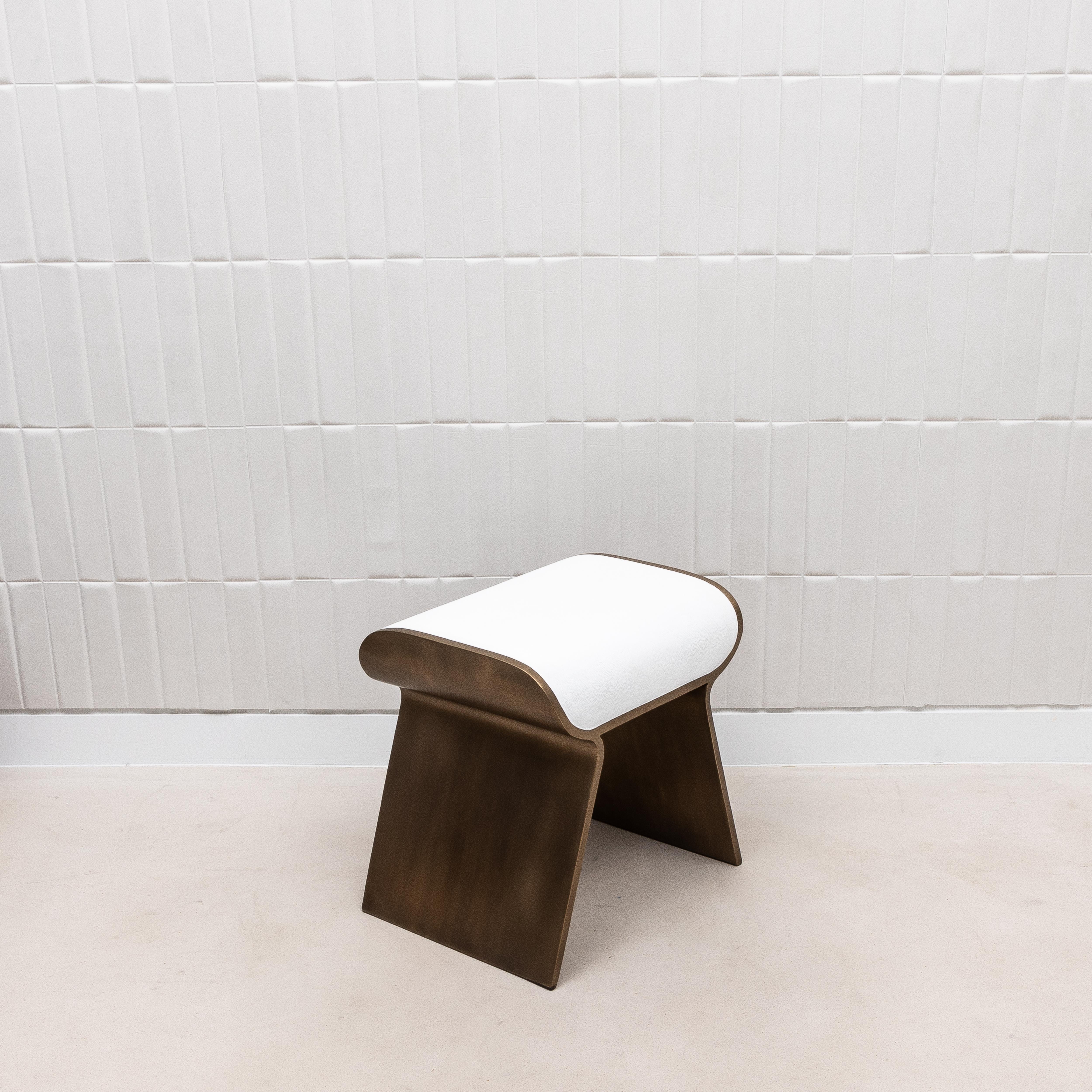 Fatto a mano Sgabello in zigrino bianco con gambe in ottone patinato bronzo di Kifu Paris in vendita