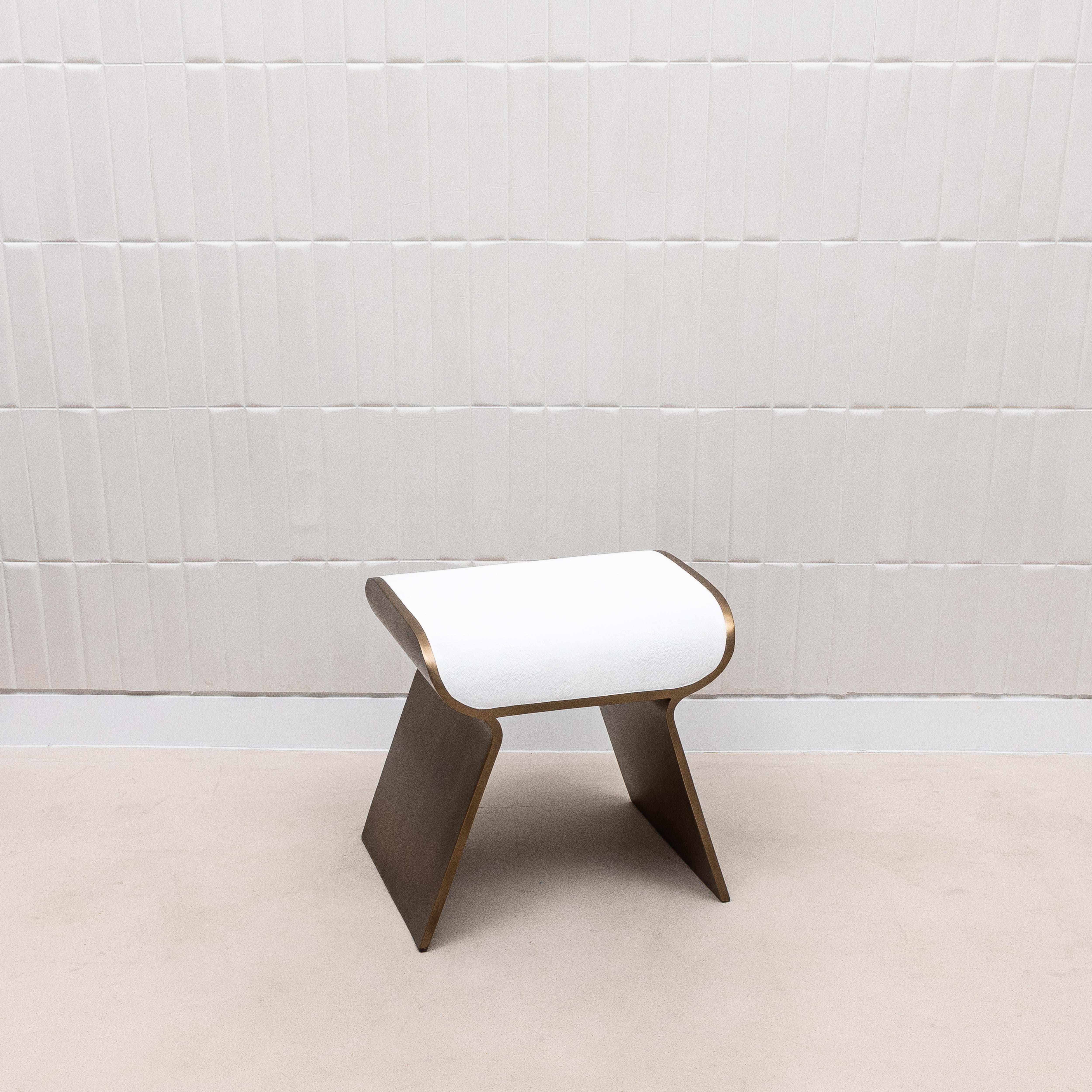 Sgabello in zigrino bianco con gambe in ottone patinato bronzo di Kifu Paris In condizioni Nuovo in vendita a West Hollywood, CA