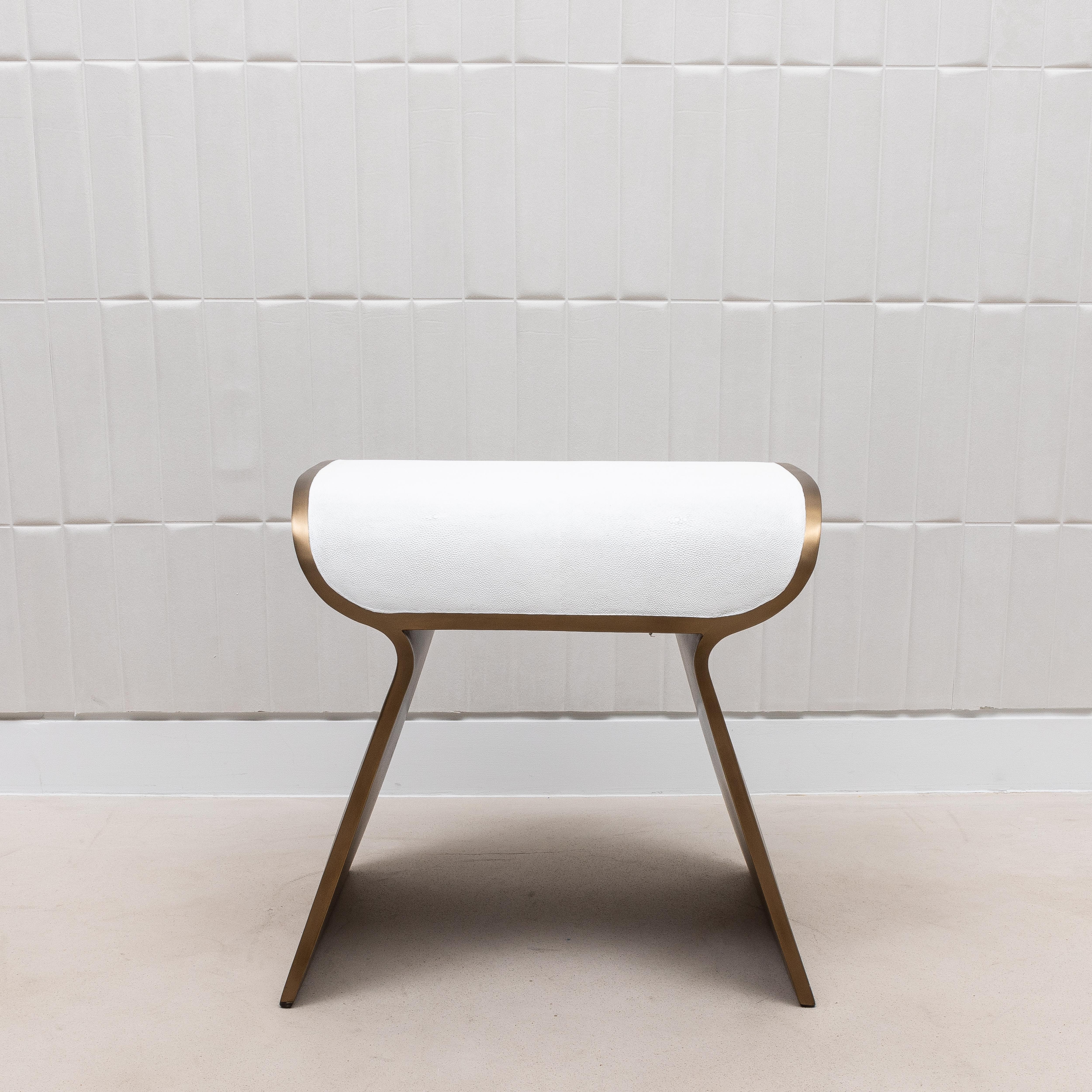 XXI secolo e contemporaneo Sgabello in zigrino bianco con gambe in ottone patinato bronzo di Kifu Paris in vendita
