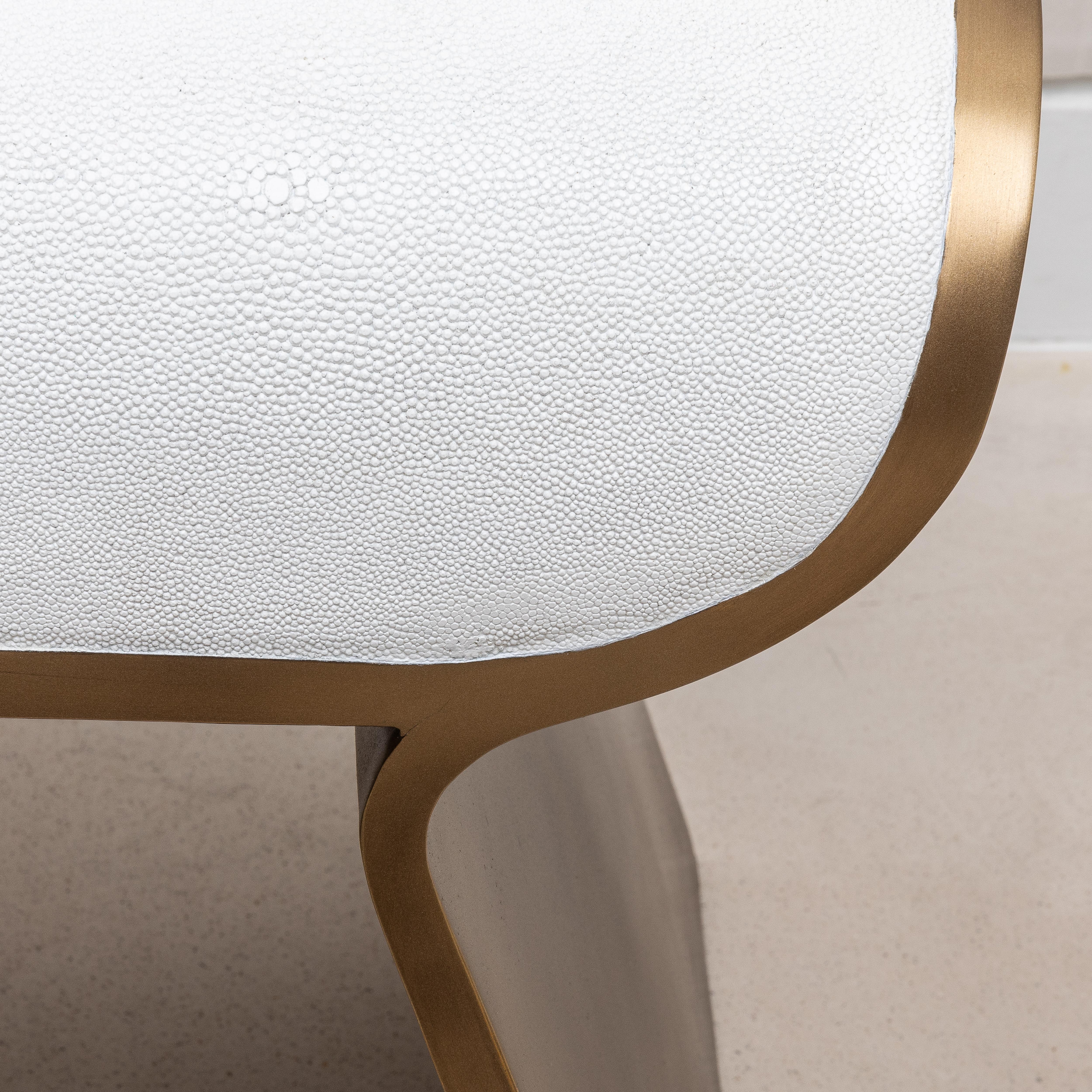 Ottone Sgabello in zigrino bianco con gambe in ottone patinato bronzo di Kifu Paris in vendita