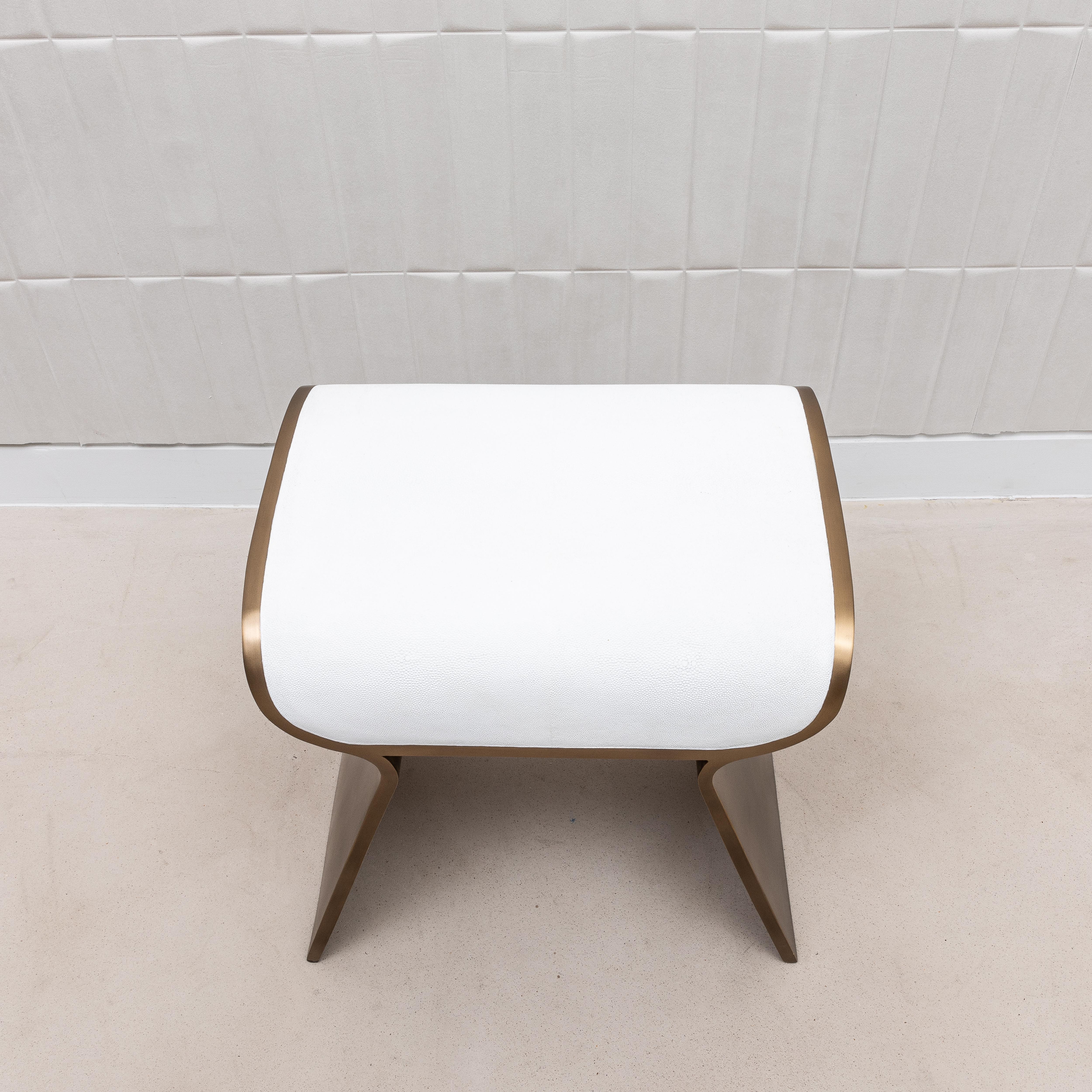 Sgabello in zigrino bianco con gambe in ottone patinato bronzo di Kifu Paris in vendita 1