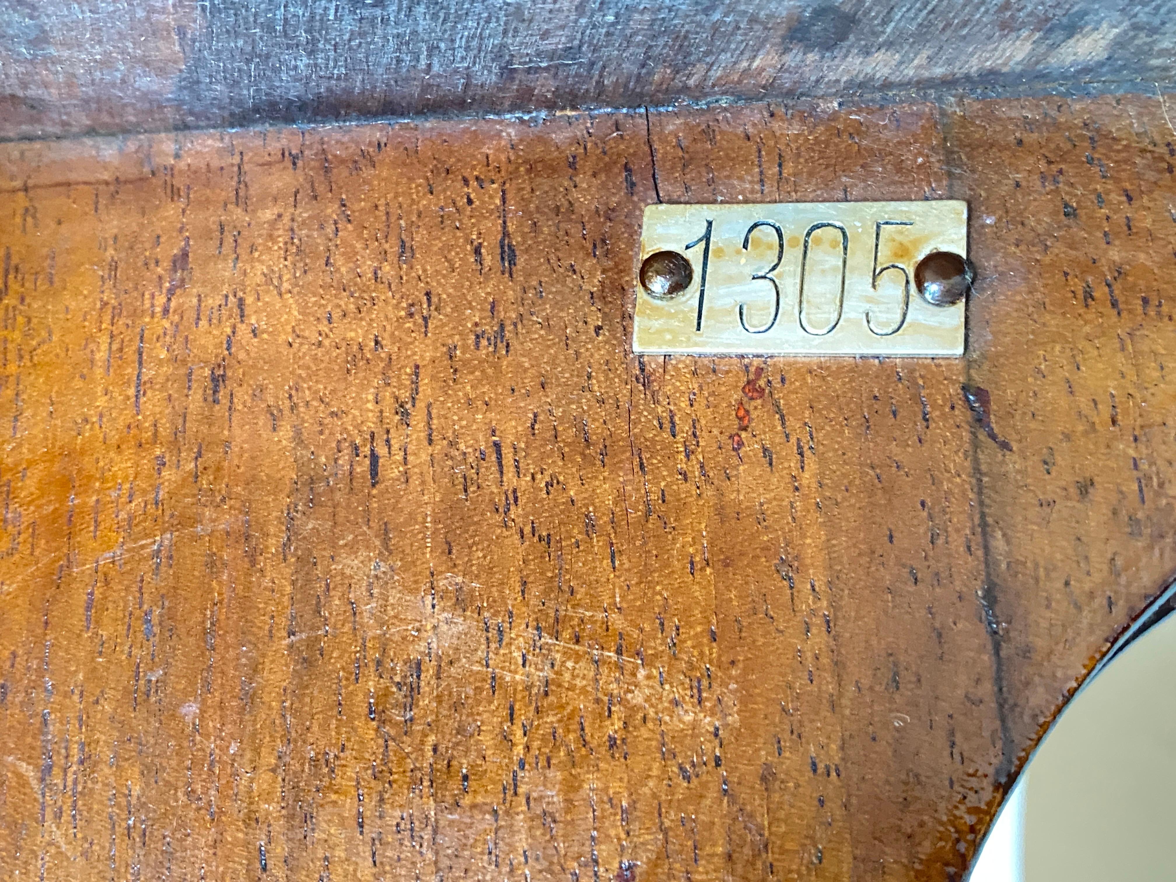 Dieser Hocker ist in gutem Zustand. Sie hat  ein traditioneller Tapezierer, nach den Regeln des Handwerks.
Das Holz hat eine alte Patina, sie sind in einem guten Zustand.
Es wurde im 19. Jahrhundert hergestellt.
