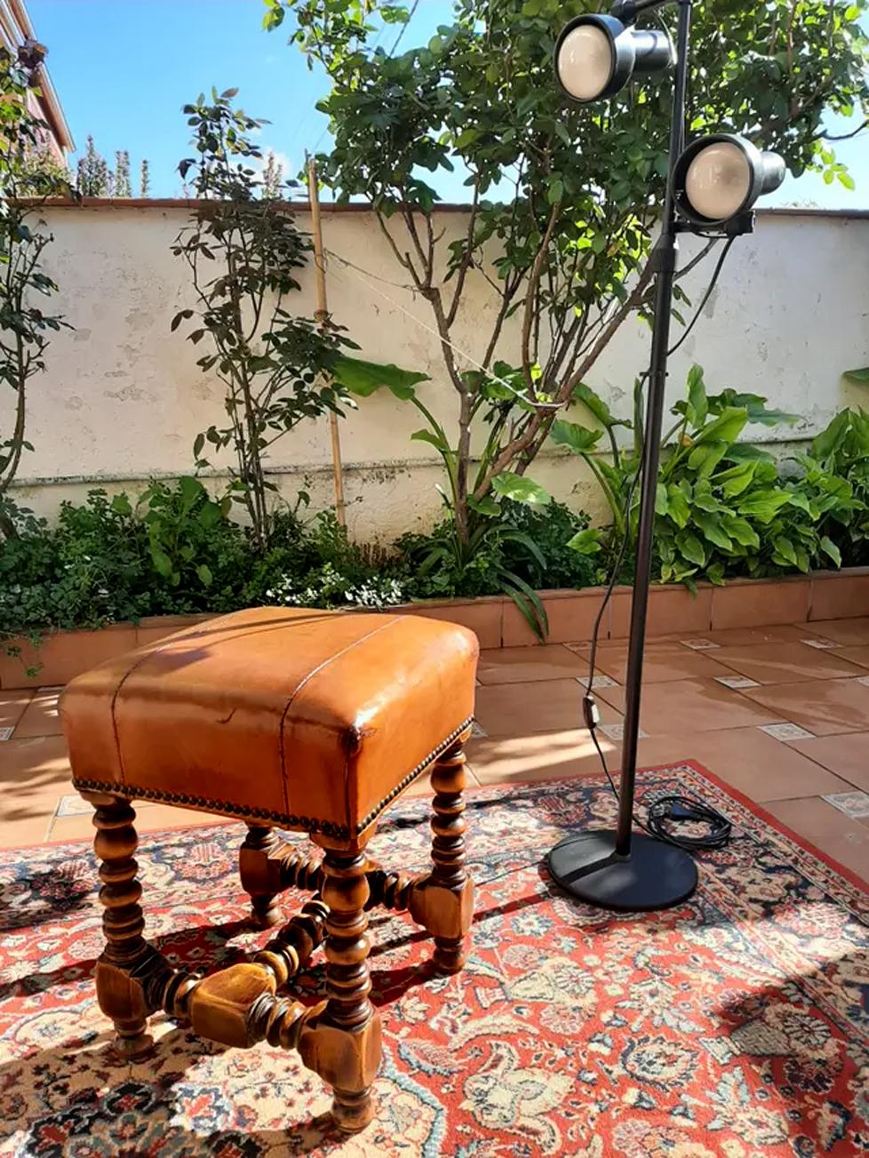 Beautiful Louis XIII style walnut and leather stool or footstool with finely turned legs, stretcher and upholstered seat.i Manufactured by Valentí, Spain ,.

* This classic Spanish company that manufactures high-quality furniture, originally founded