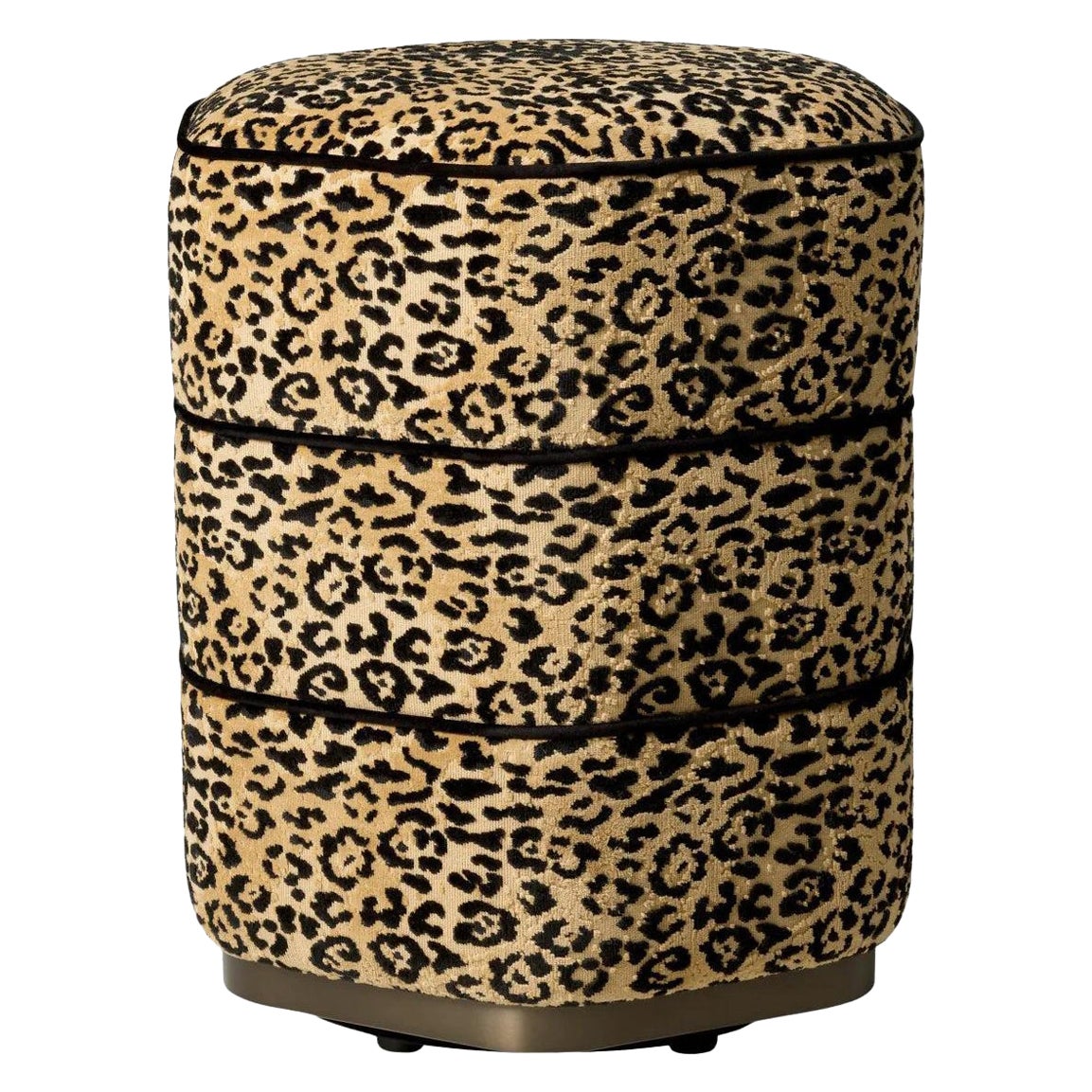 Sgabello, tessuto cammello leopardato, base con finitura bronzo in vendita