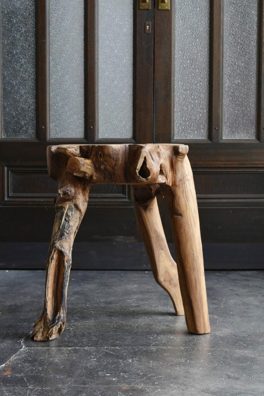 This is a stool made from the roots of a tree, made in Indonesia.
It was made around the 20th century.
The excess parts are scraped off and the parts that will become the legs of the stool are carefully made.
The material used seems to be teak