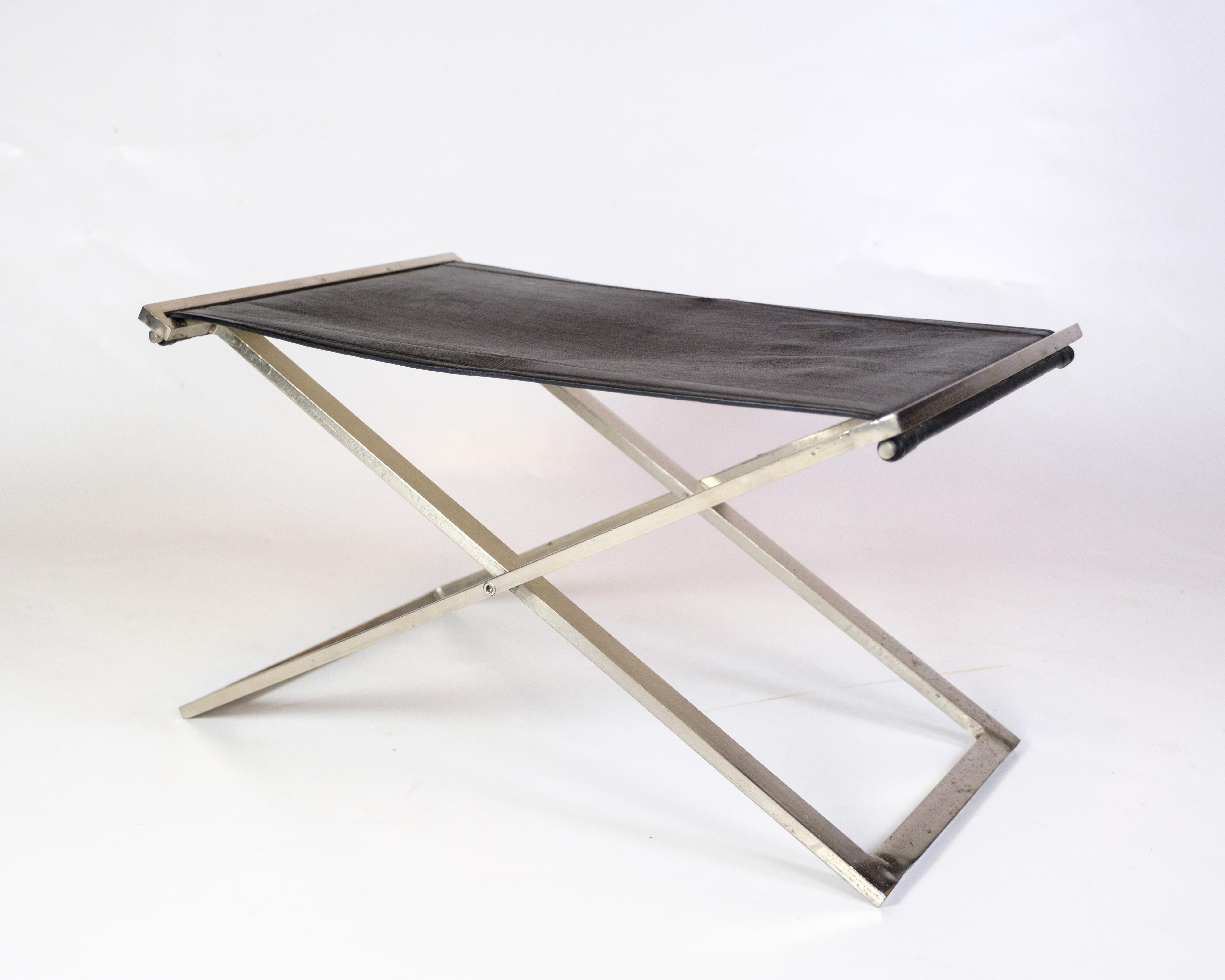 Sgabello progettato da Michael Christensen negli anni '60. Realizzato in pelle nera con una struttura in acciaio spazzolato.

Lo sgabello è in ottime condizioni.

Dimensioni: H. H. 34,5 cm. L. 60 cm. P. 40 cm.