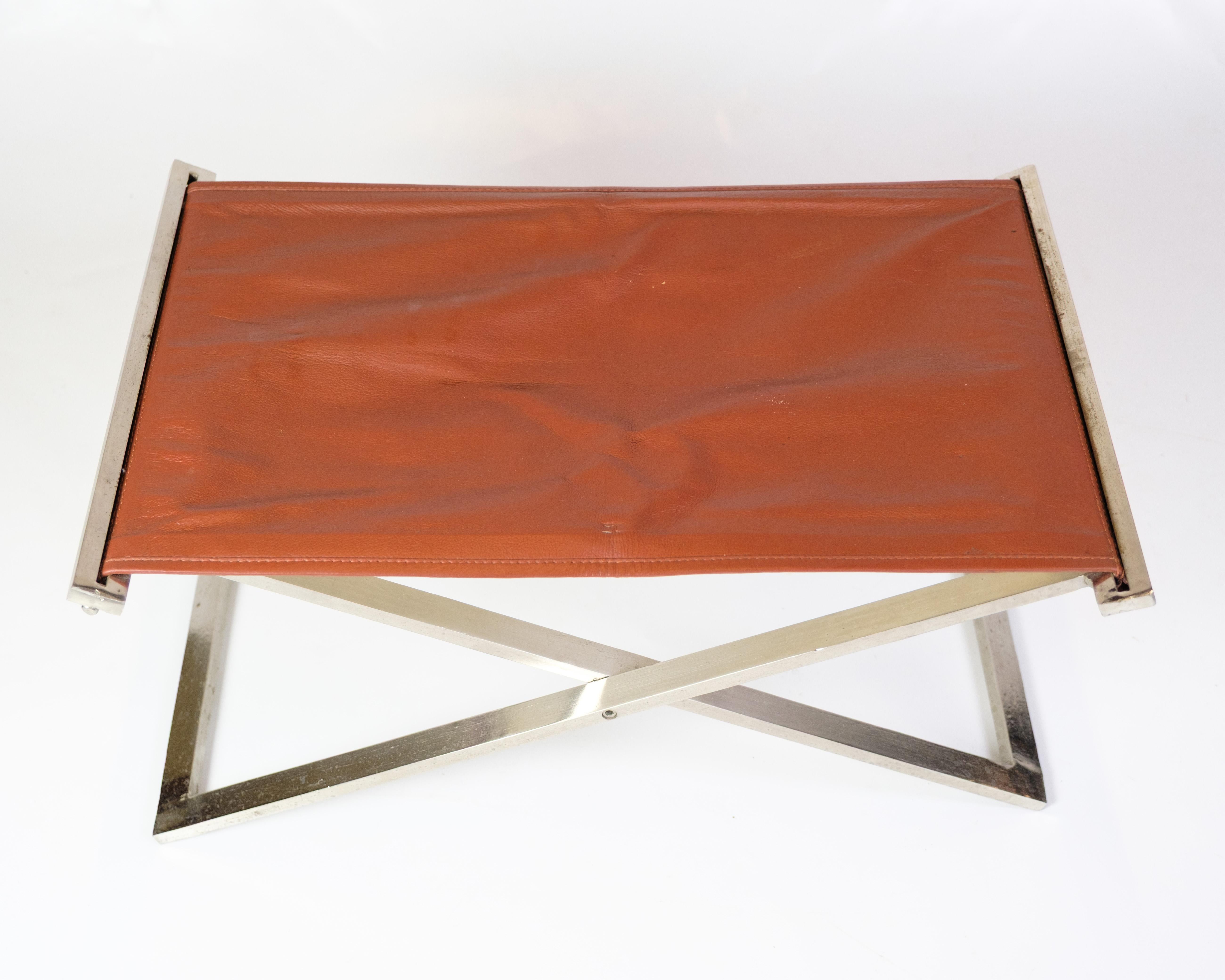 Hocker von Michael Christensen, 1960er Jahre. Gepolstert mit cognacfarbenem Leder und gebürstetem Stahlgestell. Ein stilvolles Beispiel für dänisches Design aus dieser Zeit.

Abmessungen: H:30cm B:62cm T:40cm