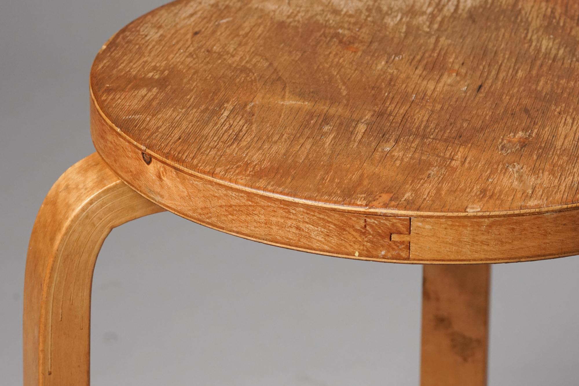 Stool model 60, Alvar Aalto, Oy Huonekalu- ja Rakennustyötehdas Ab, 1930s In Good Condition For Sale In Helsinki, Uusimaa