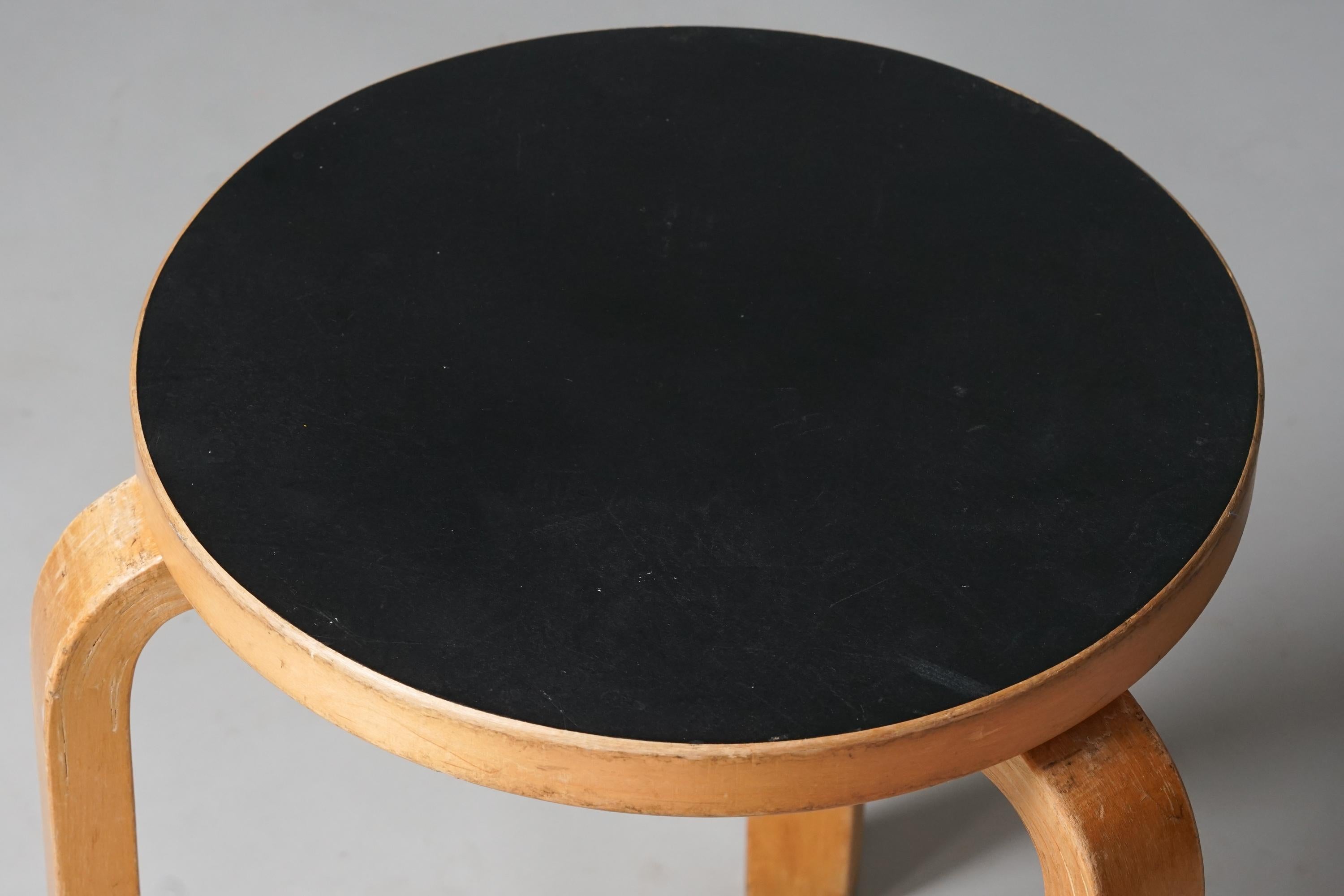 Hocker Modell 60, Alvar Aalto, Oy Huonekalu- ja Rakennustyötehdas Ab, 1950er Jahre (Finnisch) im Angebot