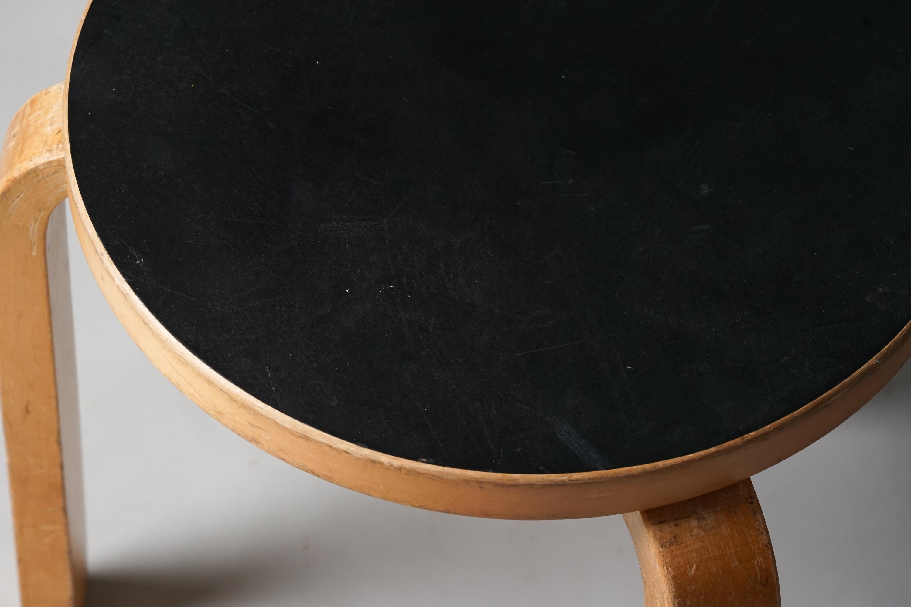 Hocker Modell 60, Alvar Aalto, Oy Huonekalu- ja Rakennustyötehdas Ab, 1950er Jahre im Zustand „Gut“ im Angebot in Helsinki, Uusimaa