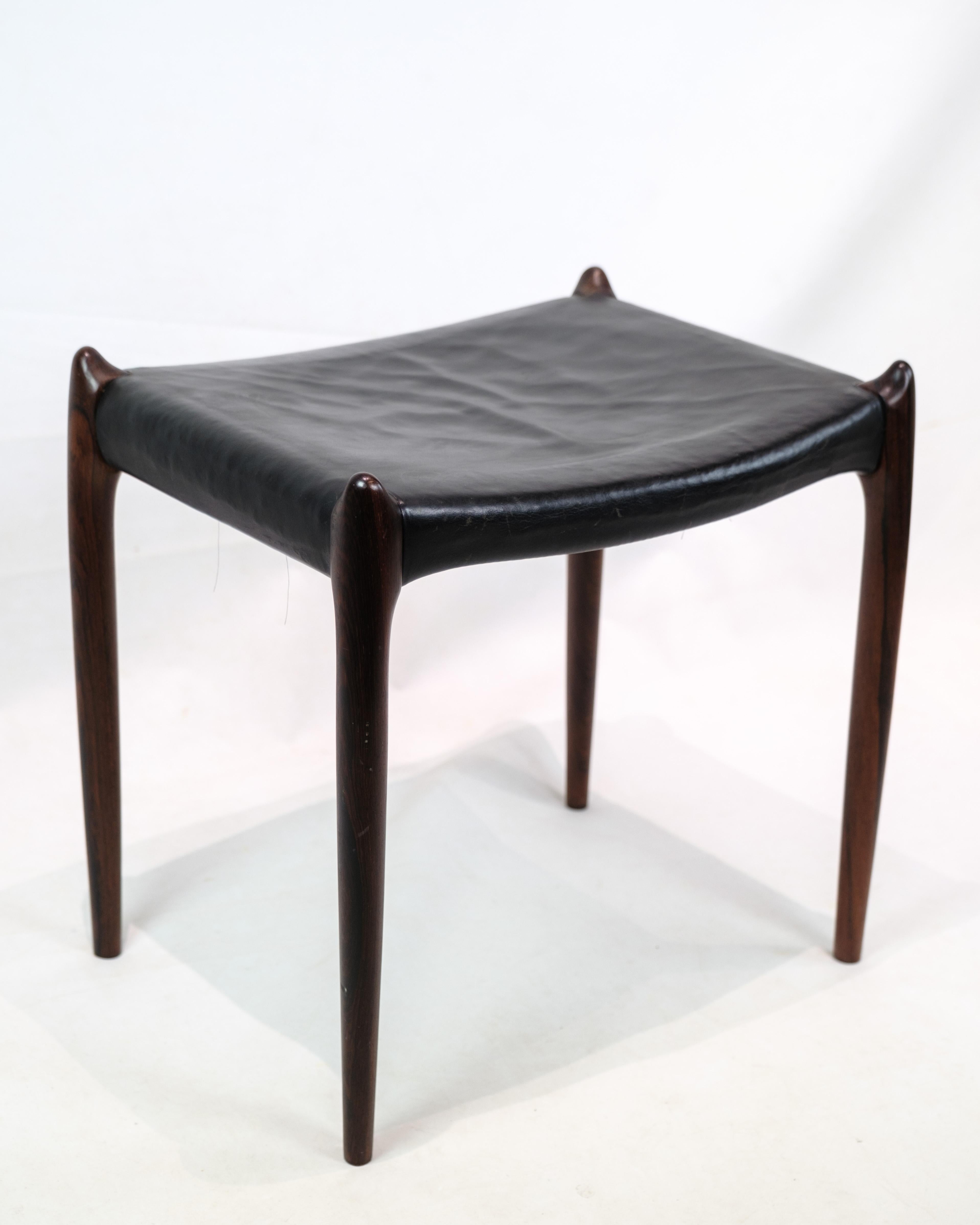 This stool is a Model 78a made of rosewood with black leather, designed by Niels O. Møller for J.L. Møller's Møbelfabrik in 1950. It has a simple and functional design, typical of Møller's work, and combines the warmth of the rosewood with the