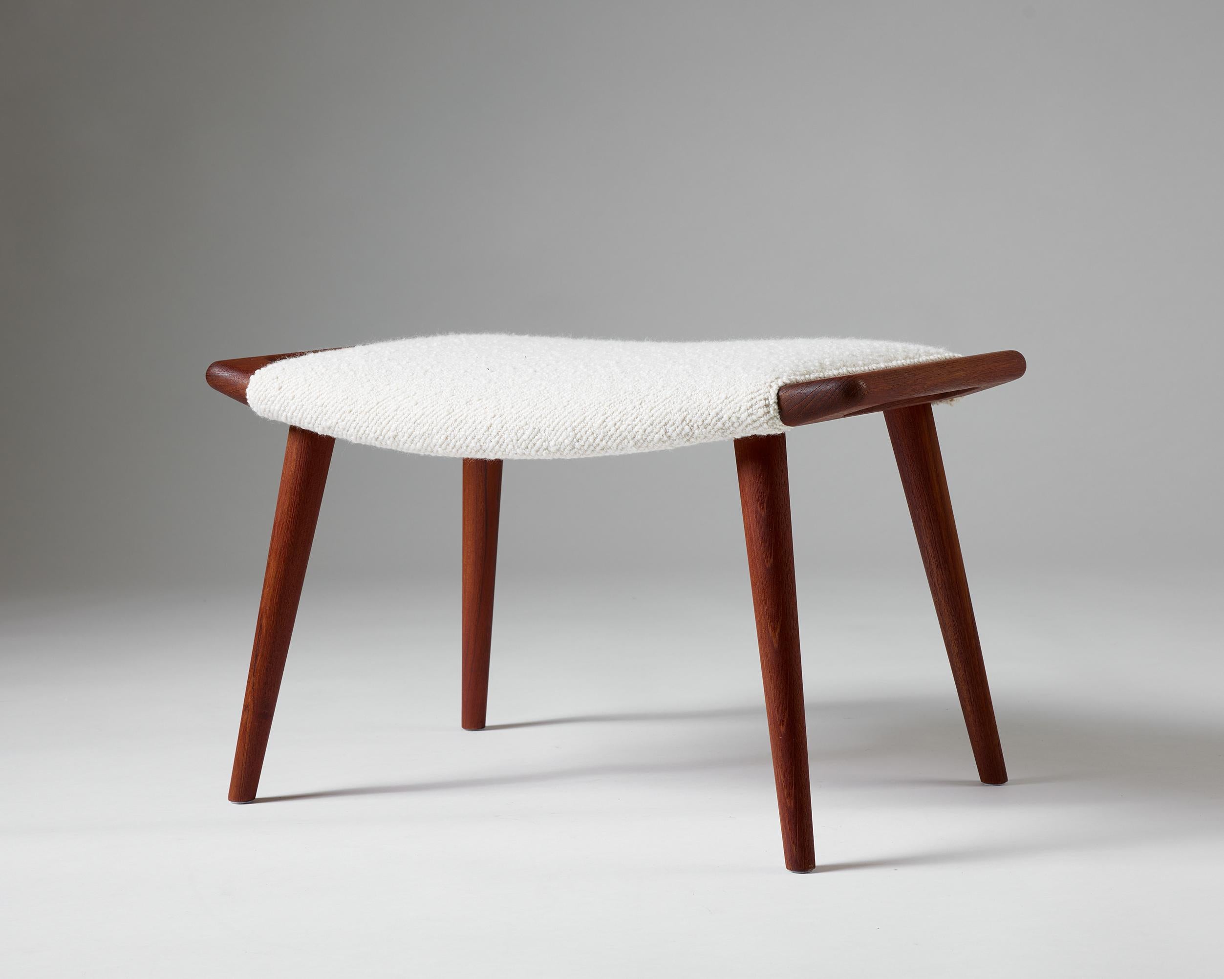 Stool model AP120 Designed by Hans J. Wegner In Good Condition For Sale In Stockholm, SE