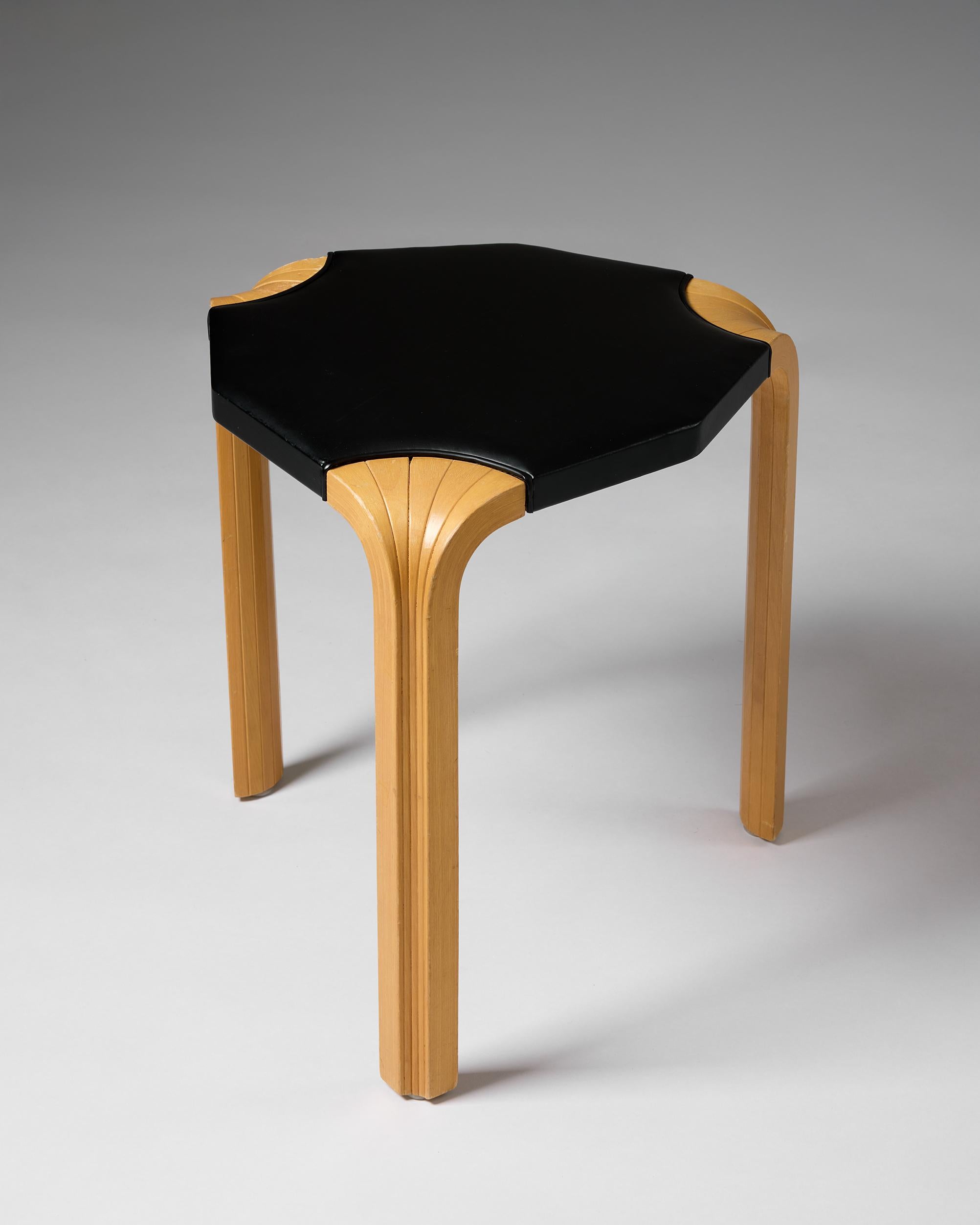 Stool, model X602 designed by Alvar Aalto, Finland 1950s In Good Condition For Sale In Stockholm, SE