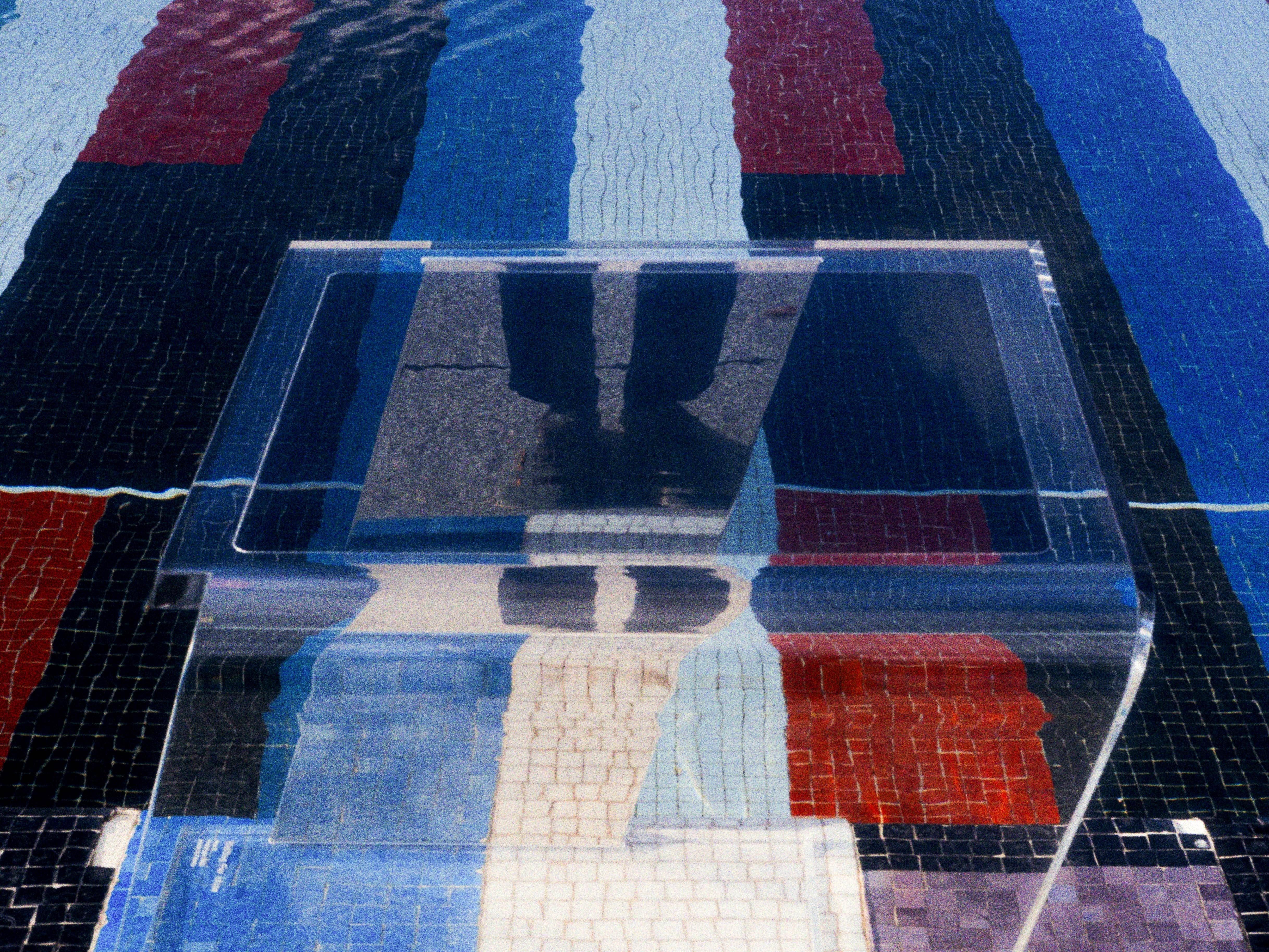Hocker Neo S in dunklem Schatten – Acrylglas und Edelstahl im Zustand „Neu“ im Angebot in PARIS, FR