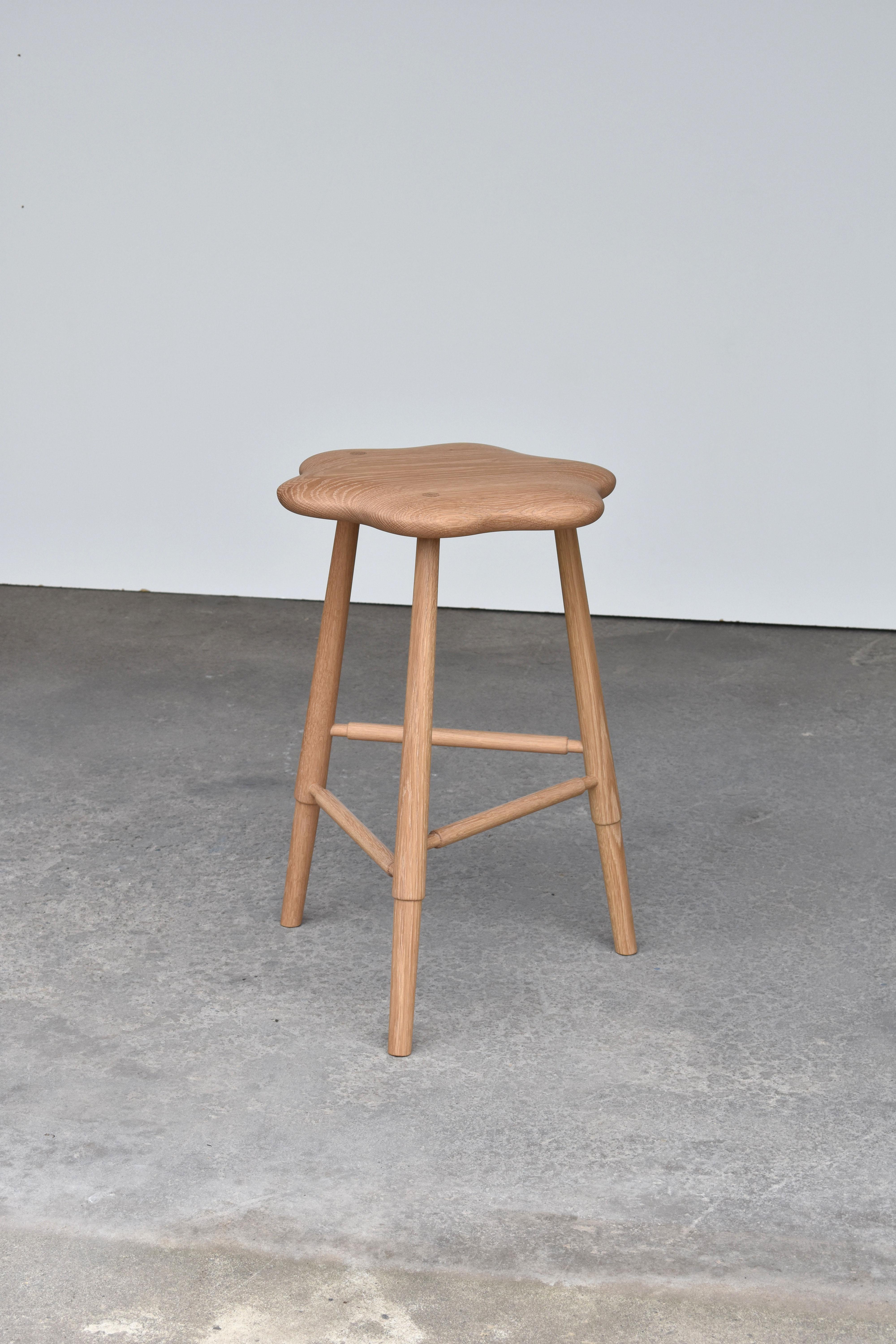 Diseñado para el debut de Nome Manufacturing, el original Taburete n.º 9 ofrece una expresión de asiento única.  Ejercicio escultórico, el asiento de este taburete presenta un perfil muy tallado e irregular.  Las suaves curvas y los elementos de la
