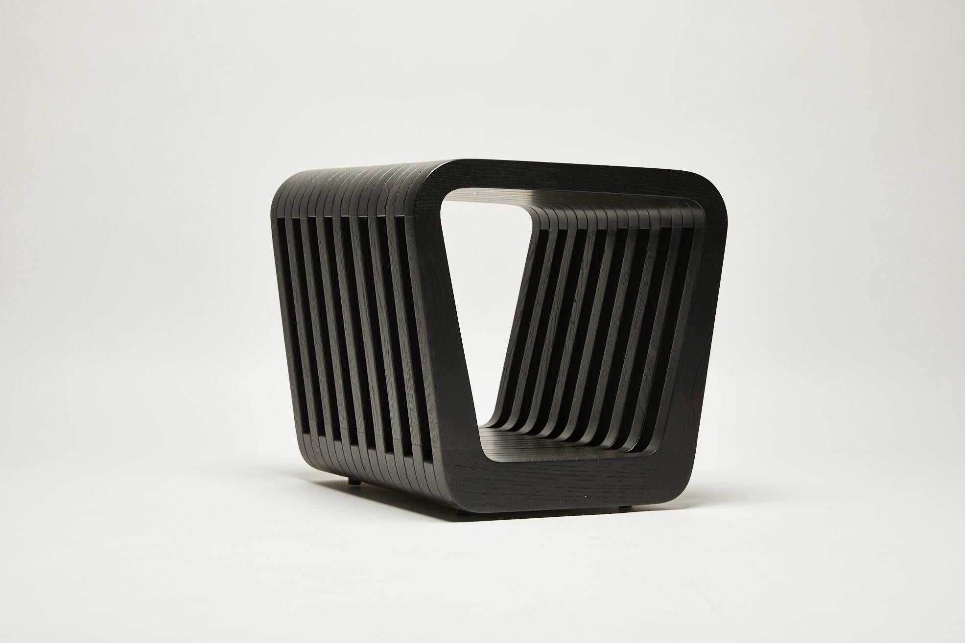 Taburete, mesa auxiliar o mesilla de noche contemporáneos en laca brillante o esencia de madera.

El banco, la mesa de centro y el taburete son los tres muebles que componen la colección Link. Dispuestas por separado o unidas entre sí, las piezas