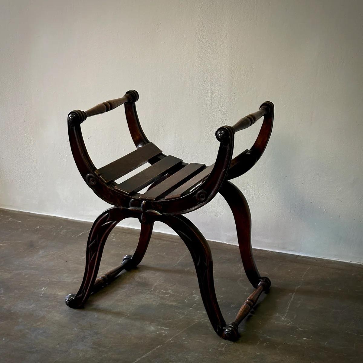 Dieser Hocker aus englischem Nussbaumholz zeichnet sich durch eine ungewöhnlich geschwungene Sitzfläche aus, die eine einzigartige Mischung aus ästhetischem und praktischem Design darstellt.

England, um 1880

Abmessungen: 23B x 17,7T x 27H