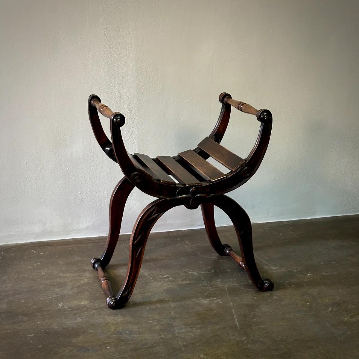 Hocker oder Bank (Englisch) im Angebot