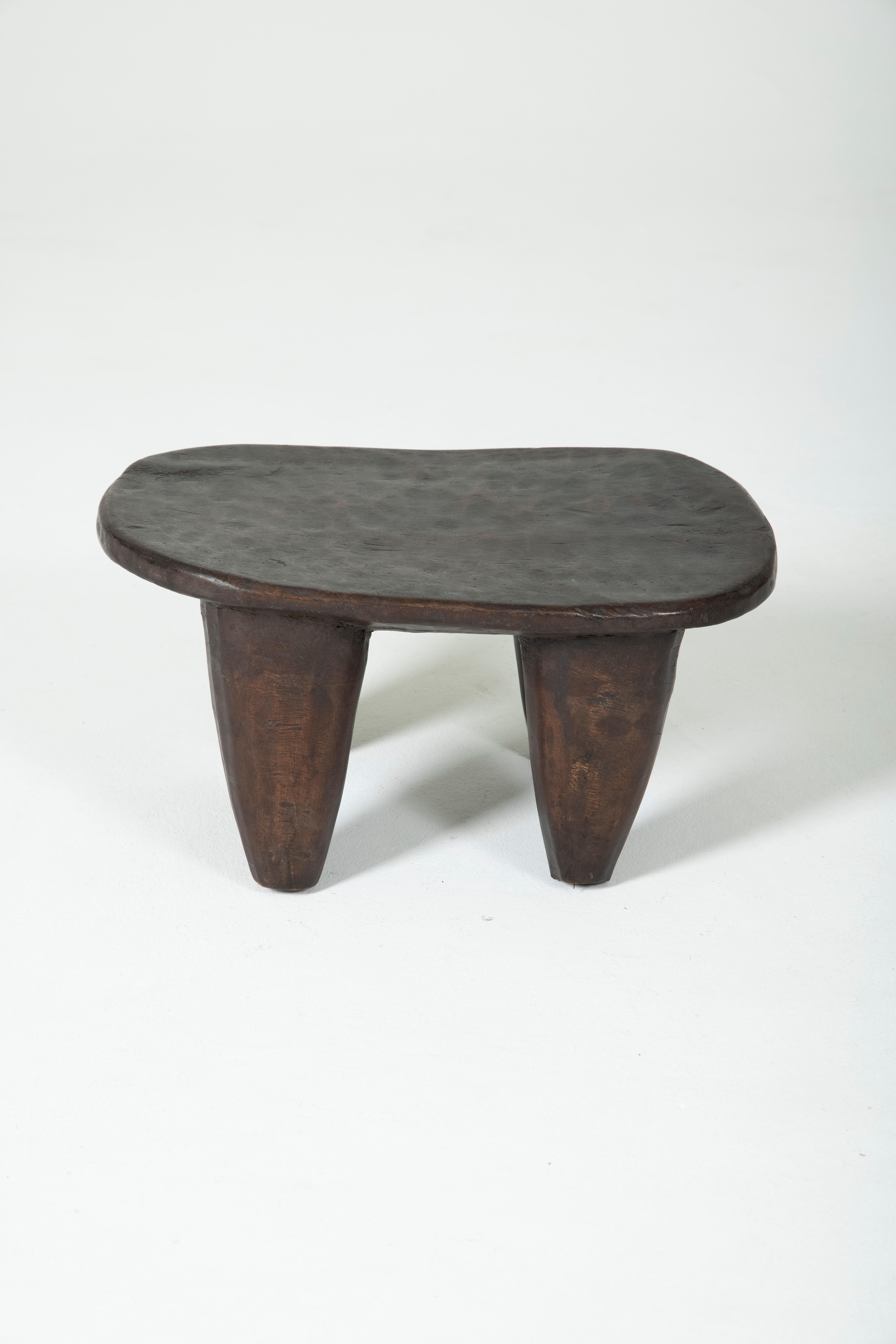 Low stool senufo. Composed of a large seat and 4 feet. Beautiful patina of wood. Very good condition.