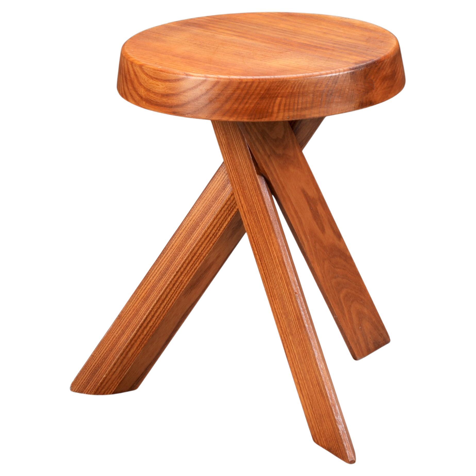 Dieser Hocker ist ein eindrucksvolles Beispiel für die Handwerkskunst von Pierre Chapo. Es handelt sich um das Modell S13a aus den 1970er Jahren, hergestellt in Frankreich. Der aus massiver Ulme gefertigte Hocker strahlt mit seiner natürlichen
