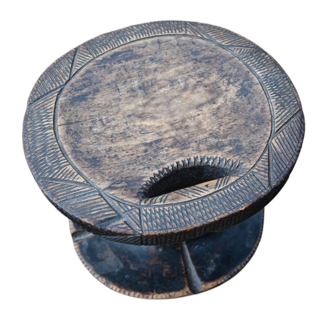 Chaise classique de la tribu Mangbetu, Nord-Congo
Sculptée dans une seule pièce de bois, en bon état avec un âge tribal et des signes d'utilisation.
Début du 20e siècle
Patine tribale vieillie
Hauteur 17,5 cm, Diamètre 21 x 22,5 cm