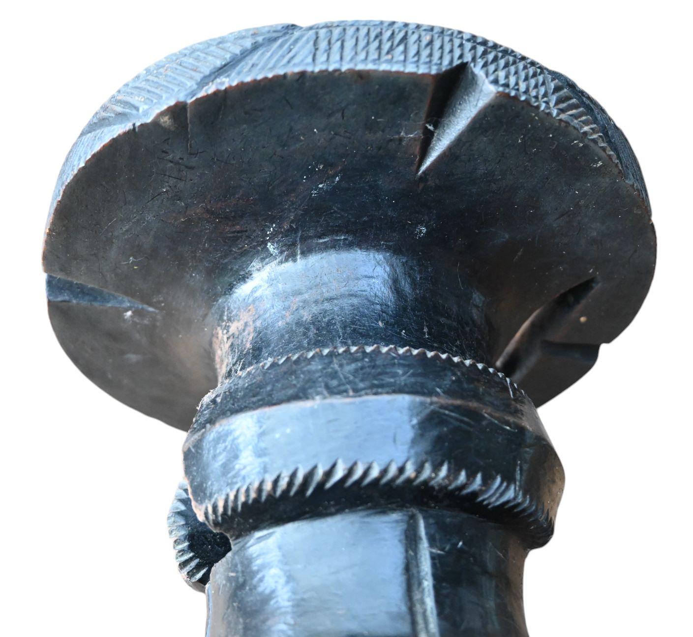 Sculpté à la main Tabouret/siège de The Triby Mangbetu Dr Congo, début du 20e siècle en vente