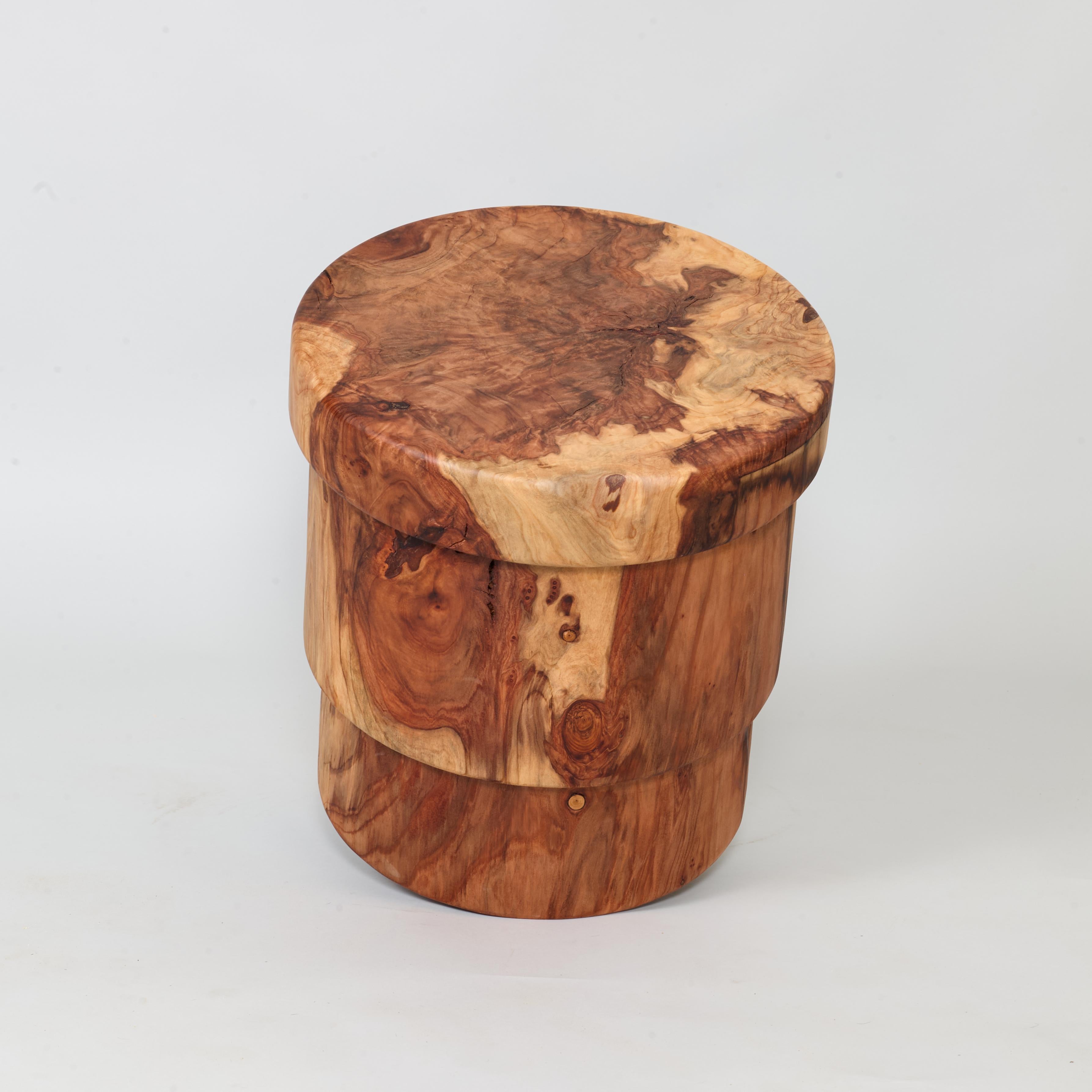 Uno sgabello in legno massiccio tornito al tornio da un unico pezzo di sequoia recuperata da Altadena, CA. Can può essere utilizzato come seduta bassa, tavolino o piedistallo. Ha un'altezza di 15,5 pollici e un diametro di 14,5 pollici e pesa circa