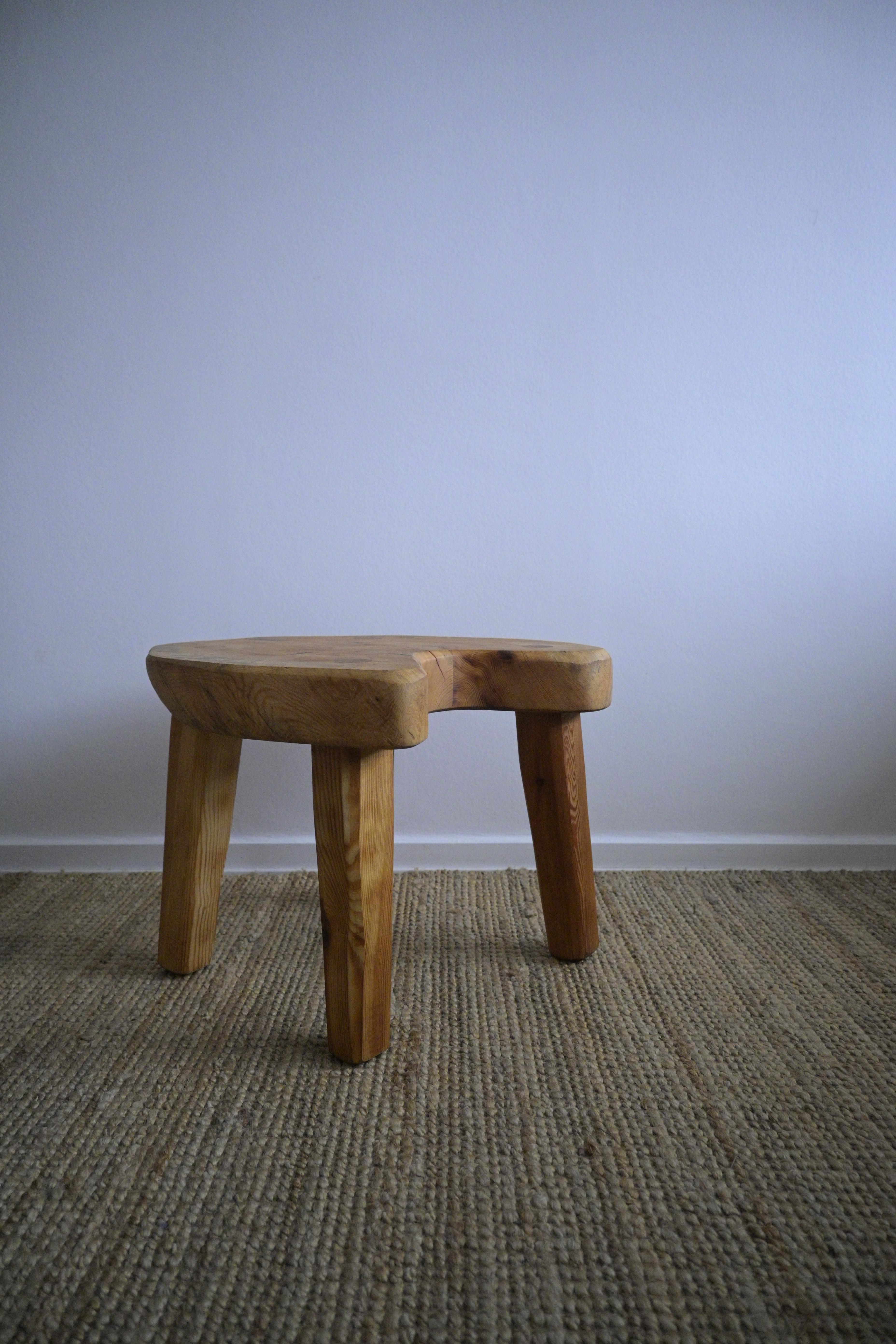 Stool/Side table with chunky legs by Stig Sandqvist, Vemdalia Company, Sweden 1960

Made in pine wood.

It has been widened, so now the size is larger than it was before.

Gently restored to its current condition.

Height: 37 cm/14.5 inch
Width: 52